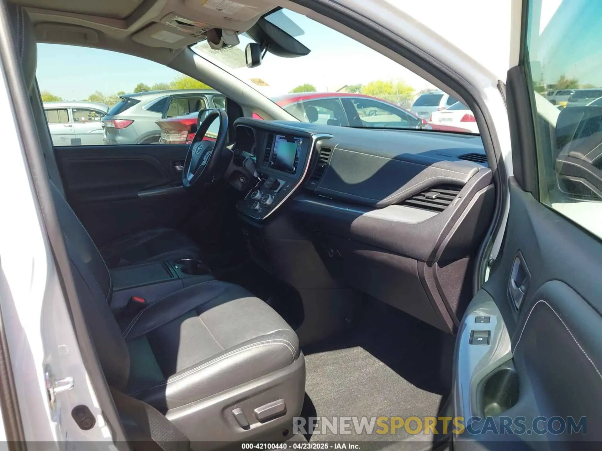 5 fotografías del automóvil dañado 5TDEZ3DC2KS213064 TOYOTA SIENNA 2019