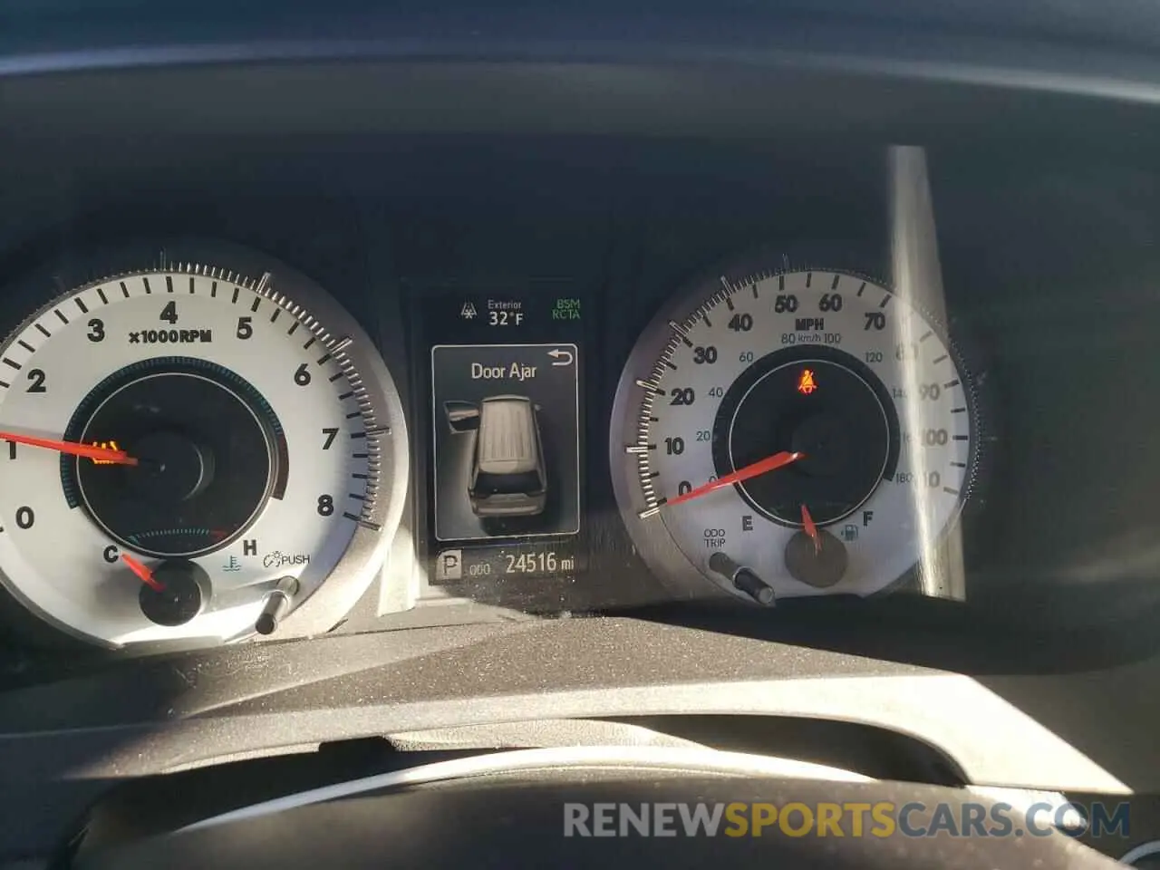 8 fotografías del automóvil dañado 5TDEZ3DC4KS220422 TOYOTA SIENNA 2019
