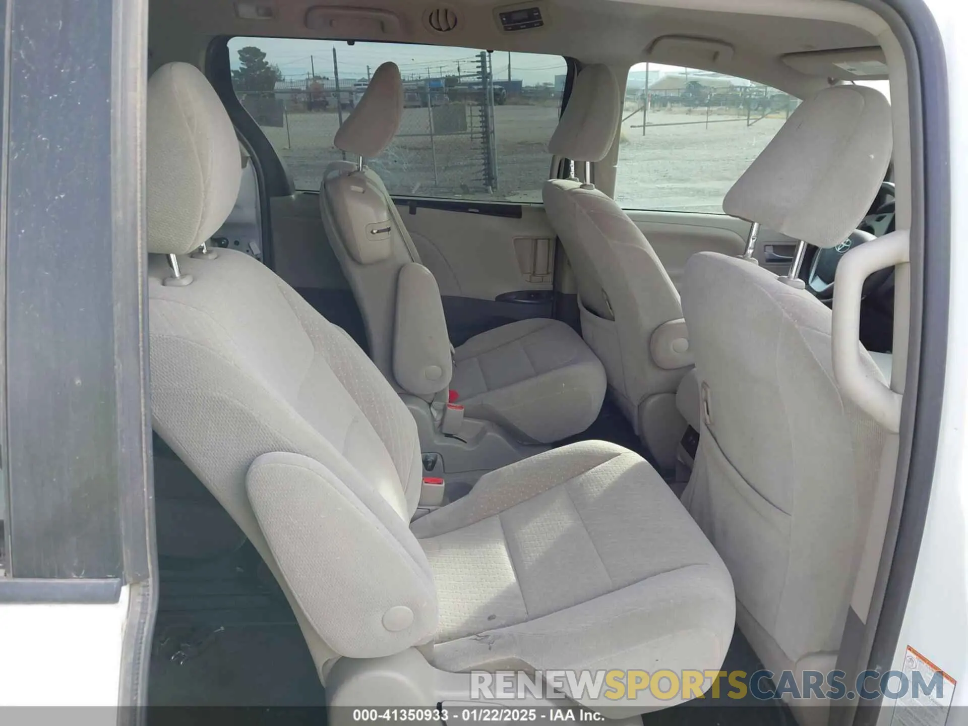 8 fotografías del automóvil dañado 5TDKZ3DC0KS970290 TOYOTA SIENNA 2019