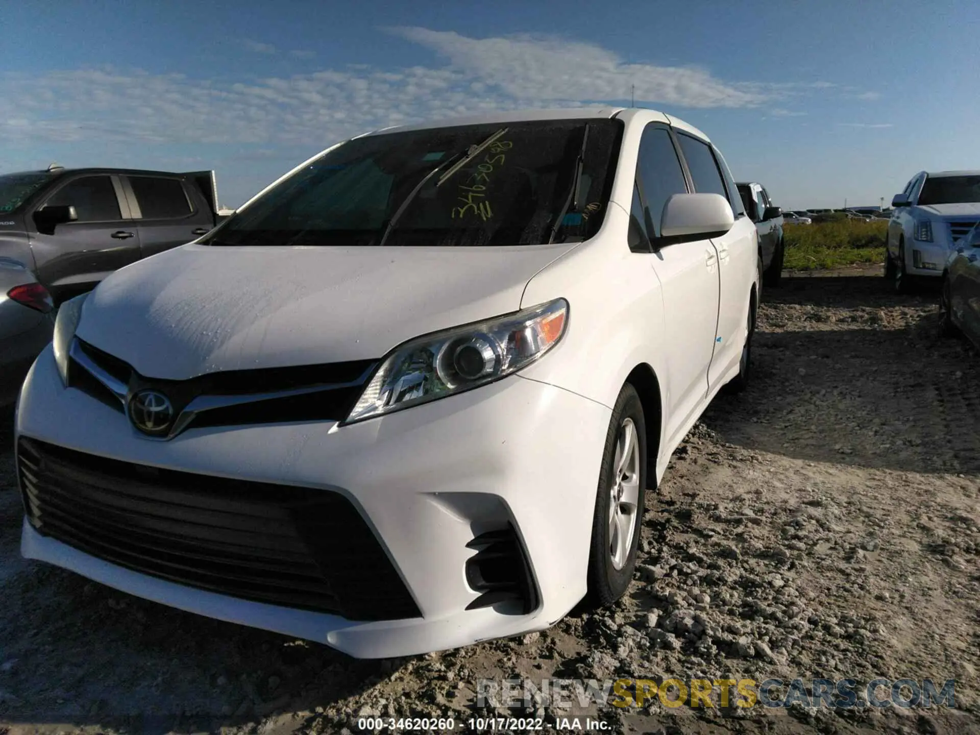 2 fotografías del automóvil dañado 5TDKZ3DC0KS974548 TOYOTA SIENNA 2019