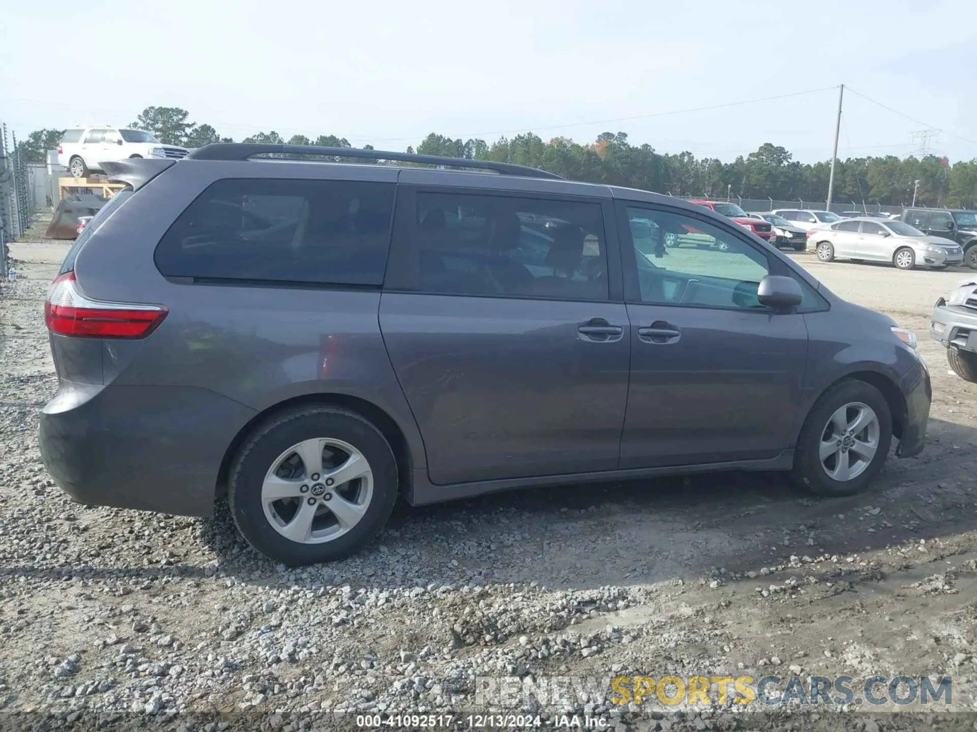 13 fotografías del automóvil dañado 5TDKZ3DC0KS981600 TOYOTA SIENNA 2019
