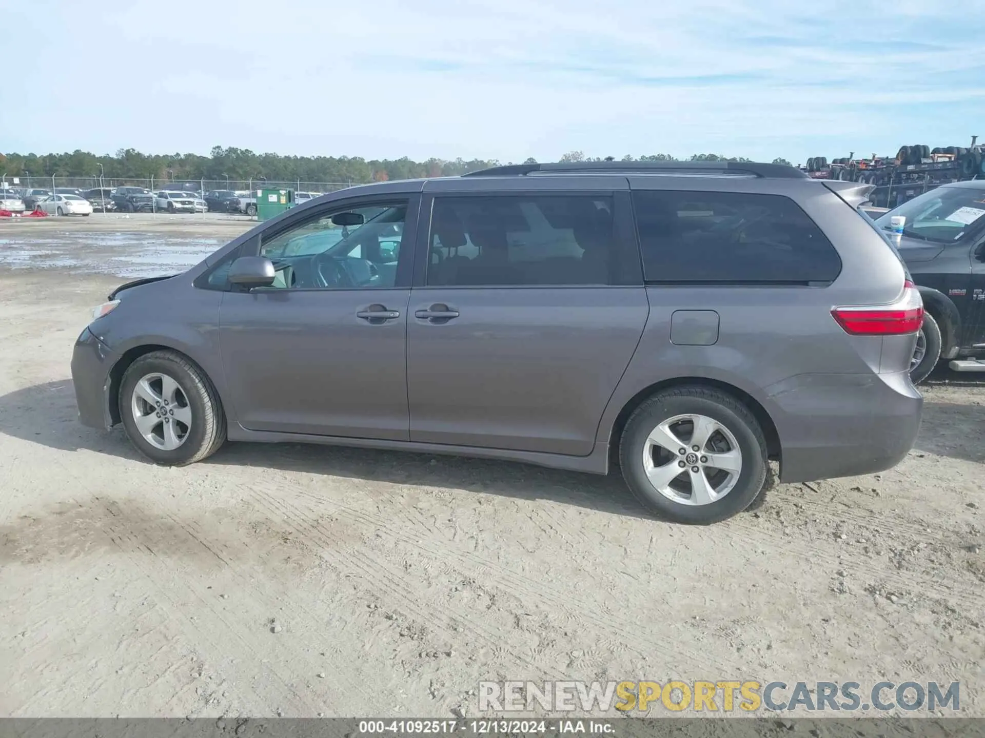 14 fotografías del automóvil dañado 5TDKZ3DC0KS981600 TOYOTA SIENNA 2019