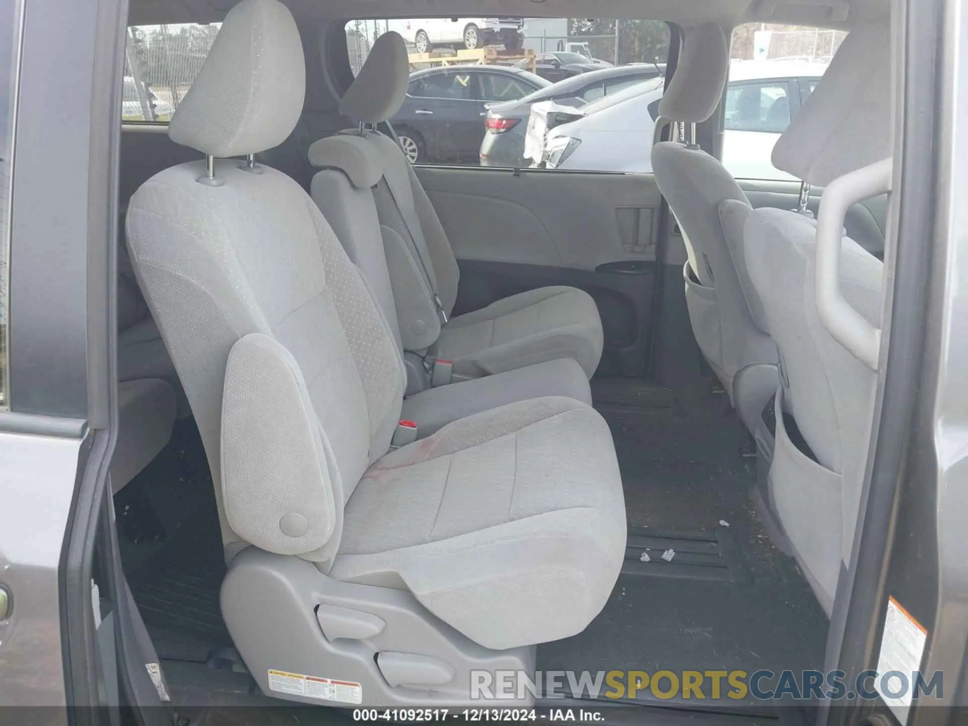 8 fotografías del automóvil dañado 5TDKZ3DC0KS981600 TOYOTA SIENNA 2019