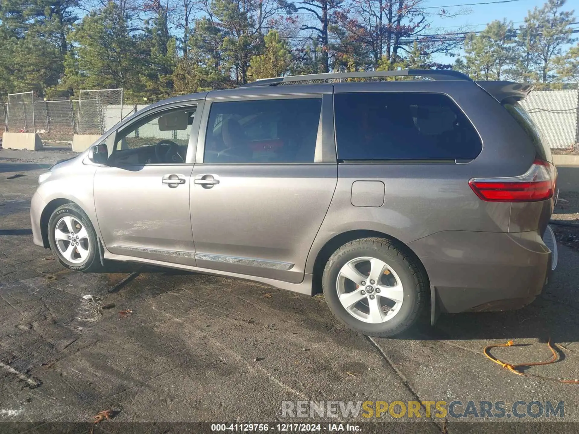 14 fotografías del automóvil dañado 5TDKZ3DC3KS009750 TOYOTA SIENNA 2019
