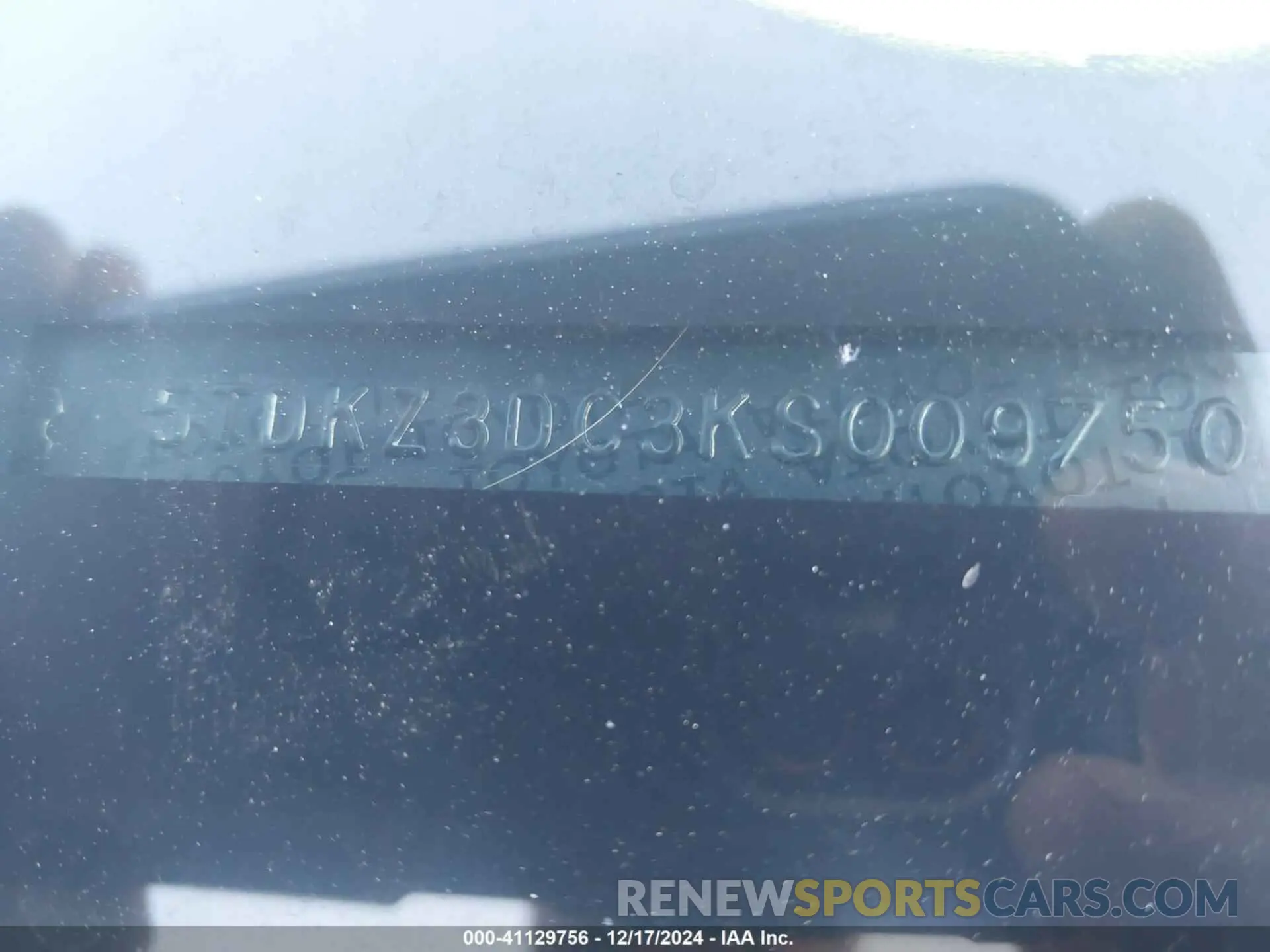 17 fotografías del automóvil dañado 5TDKZ3DC3KS009750 TOYOTA SIENNA 2019