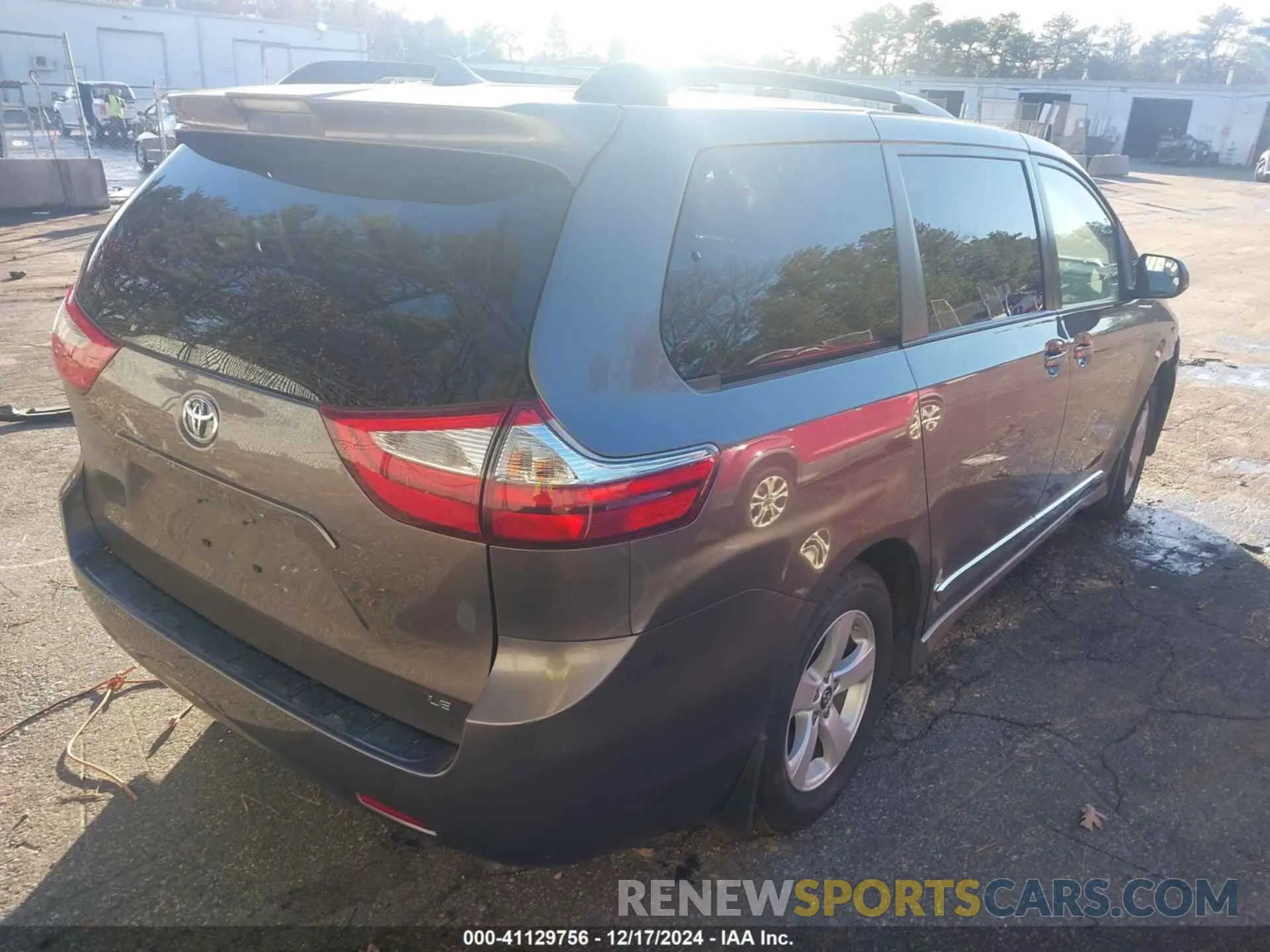 4 fotografías del automóvil dañado 5TDKZ3DC3KS009750 TOYOTA SIENNA 2019