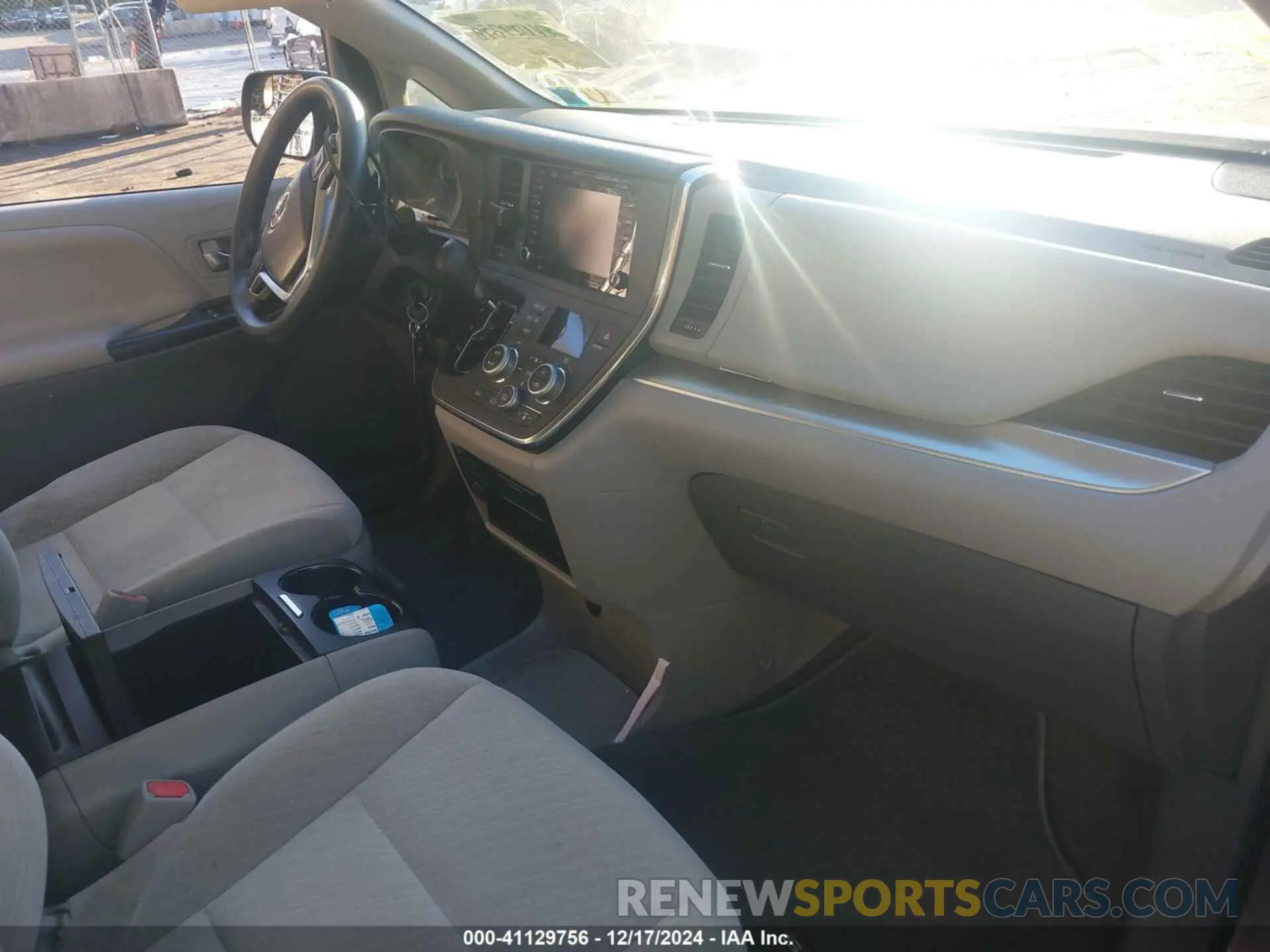 5 fotografías del automóvil dañado 5TDKZ3DC3KS009750 TOYOTA SIENNA 2019