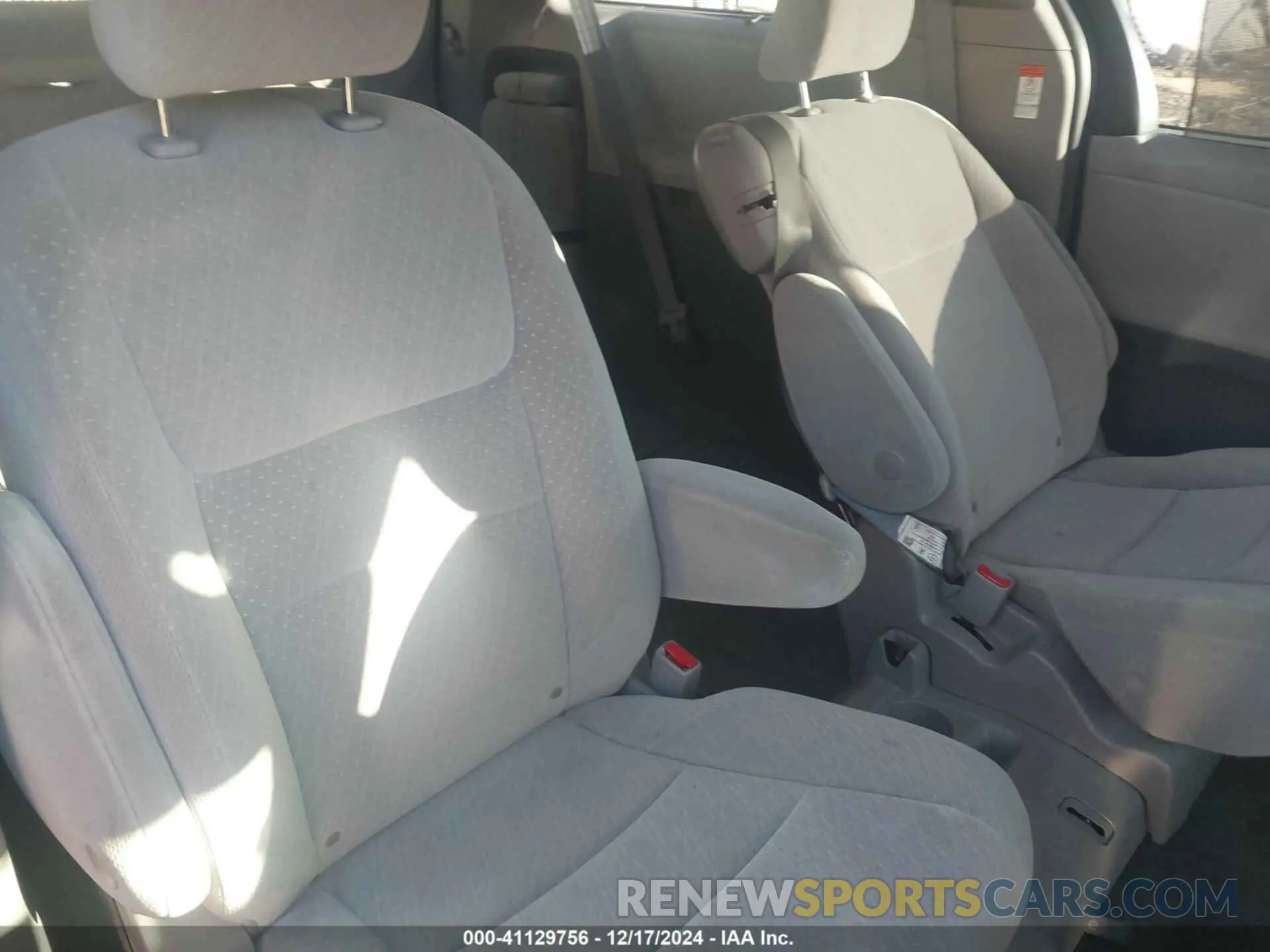 8 fotografías del automóvil dañado 5TDKZ3DC3KS009750 TOYOTA SIENNA 2019