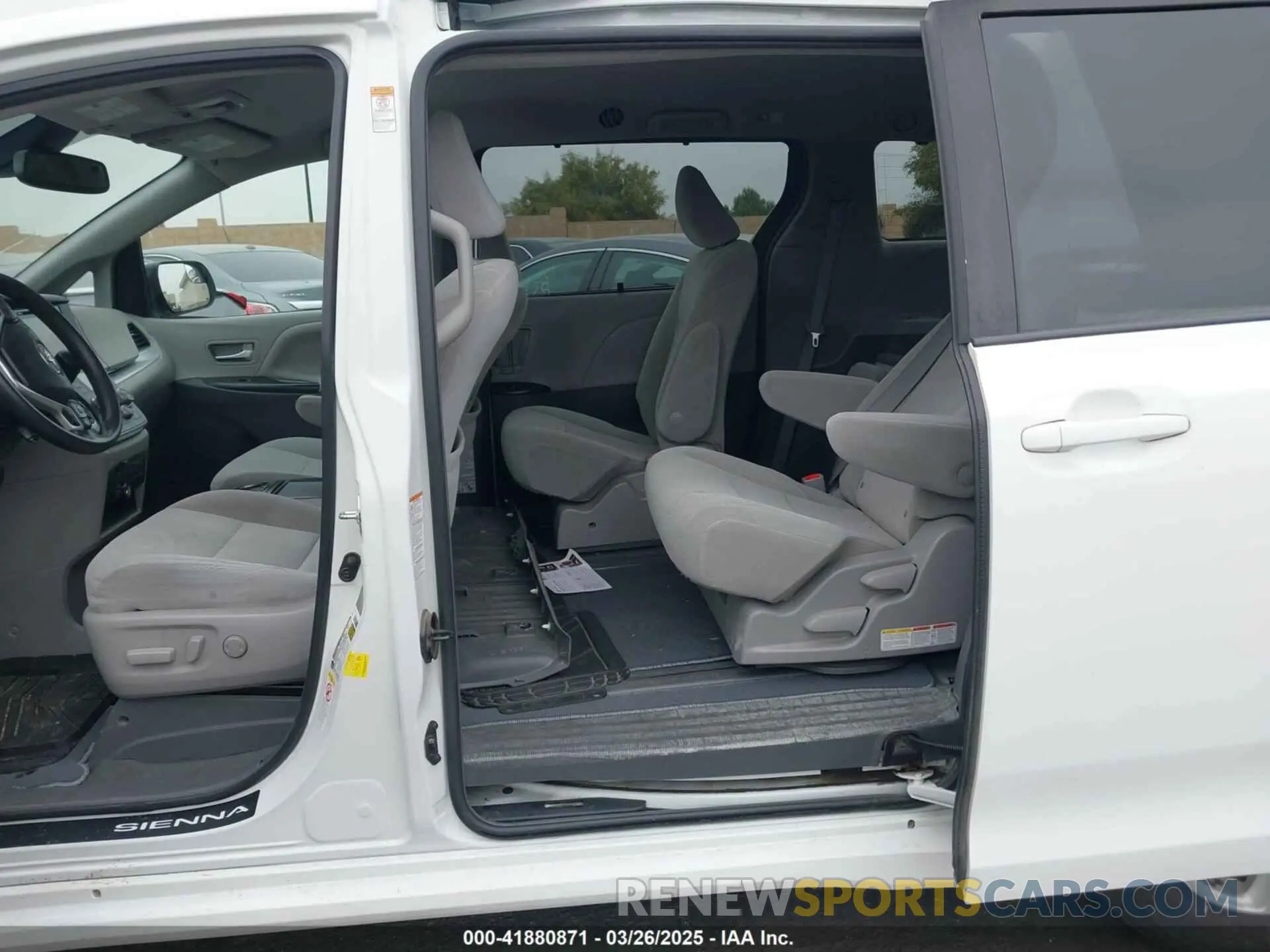 8 fotografías del automóvil dañado 5TDKZ3DC4KS002127 TOYOTA SIENNA 2019