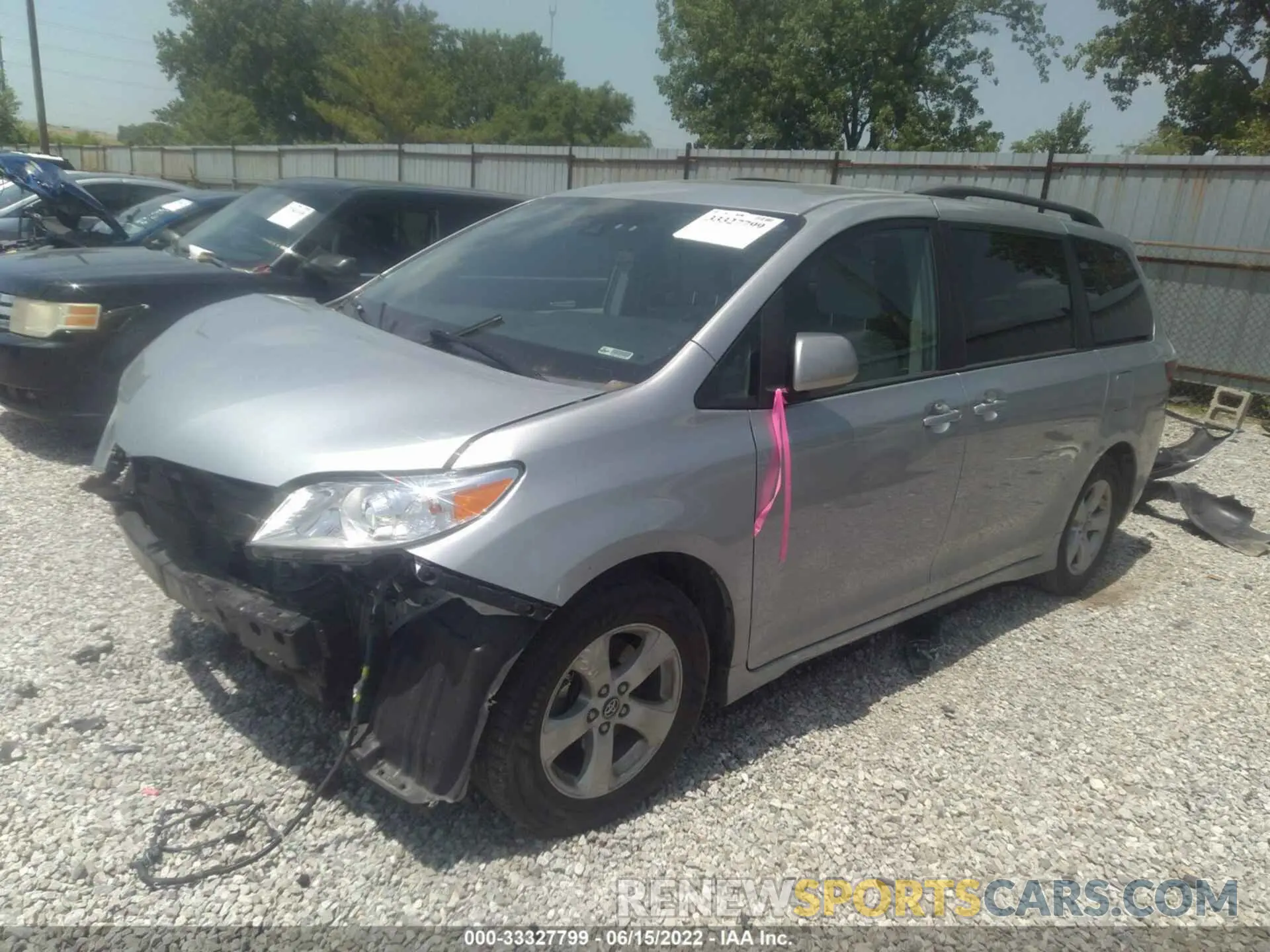 2 fotografías del automóvil dañado 5TDKZ3DC4KS020160 TOYOTA SIENNA 2019