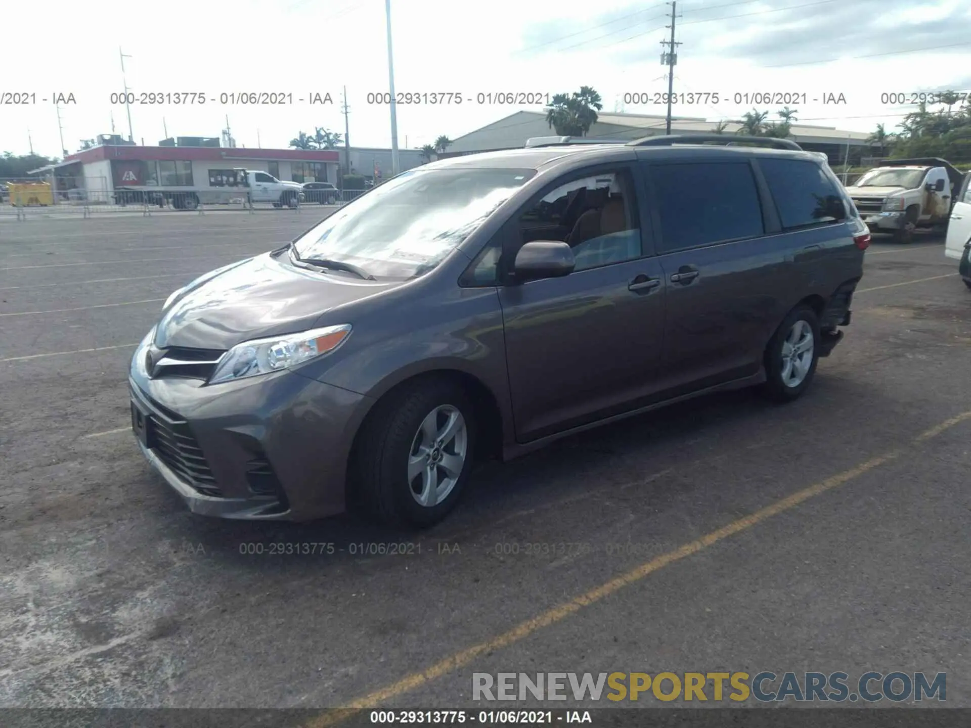 2 fotografías del automóvil dañado 5TDKZ3DC4KS981776 TOYOTA SIENNA 2019