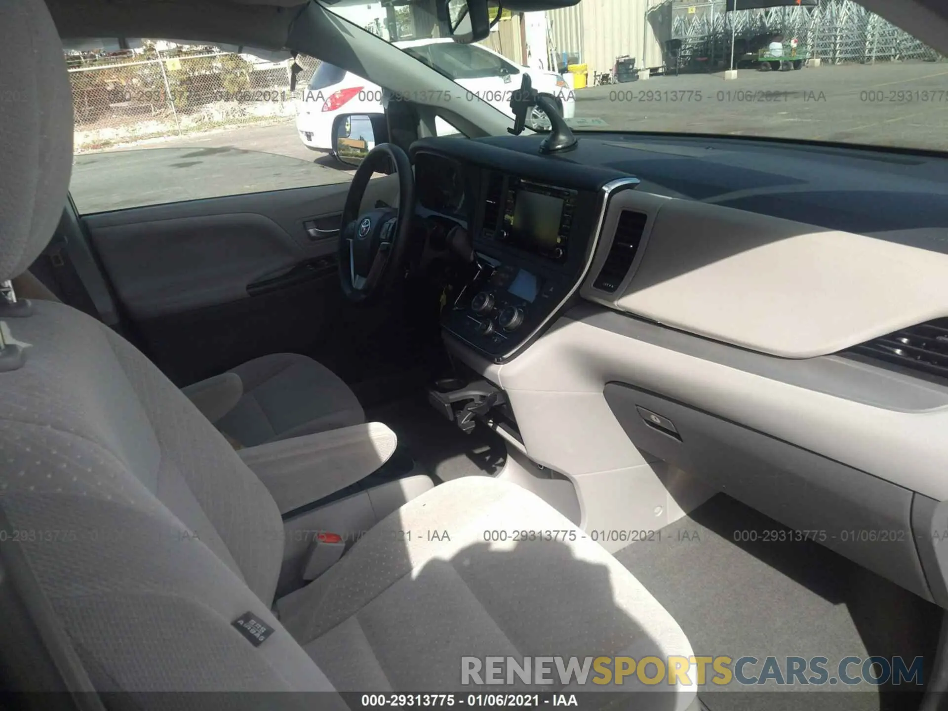 5 fotografías del automóvil dañado 5TDKZ3DC4KS981776 TOYOTA SIENNA 2019