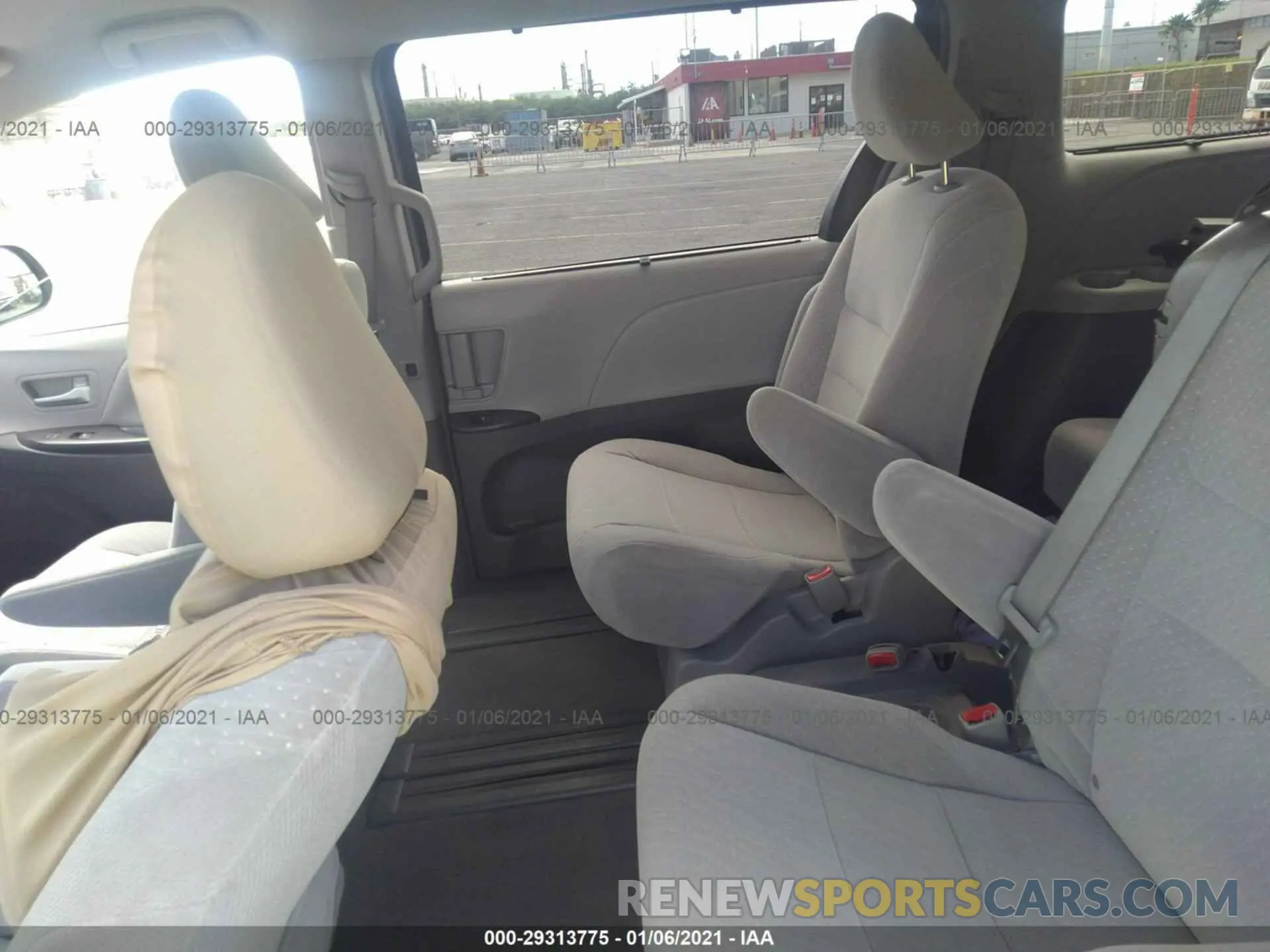 8 fotografías del automóvil dañado 5TDKZ3DC4KS981776 TOYOTA SIENNA 2019