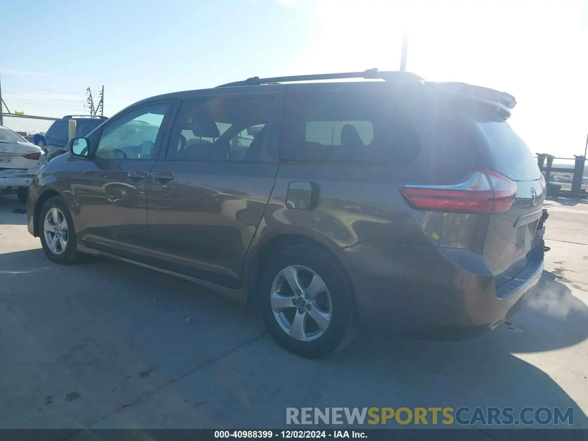 14 fotografías del automóvil dañado 5TDKZ3DC6KS011038 TOYOTA SIENNA 2019