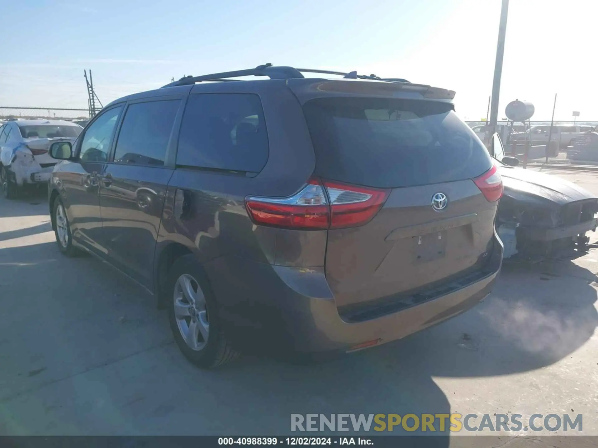 3 fotografías del automóvil dañado 5TDKZ3DC6KS011038 TOYOTA SIENNA 2019
