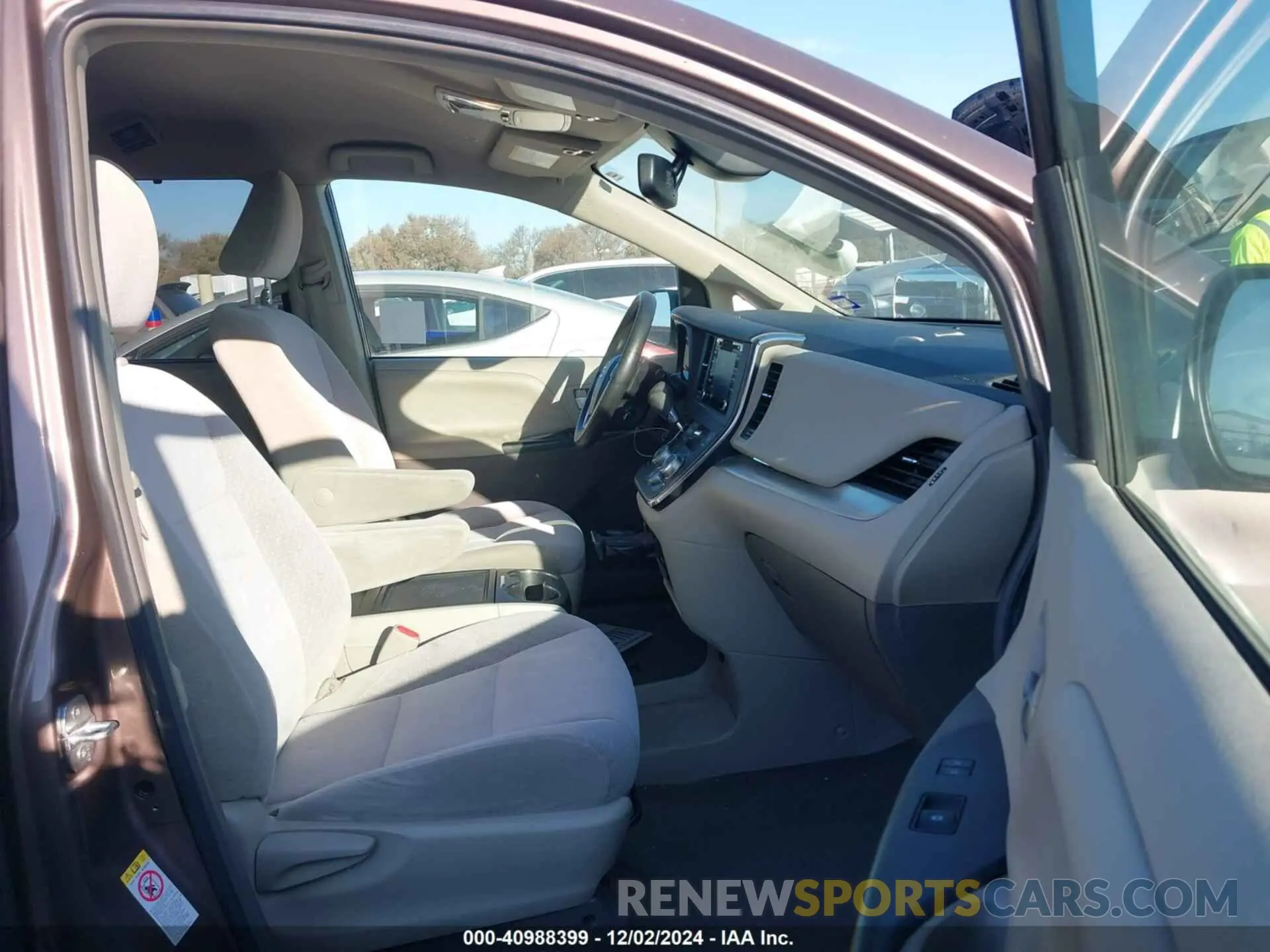 5 fotografías del automóvil dañado 5TDKZ3DC6KS011038 TOYOTA SIENNA 2019
