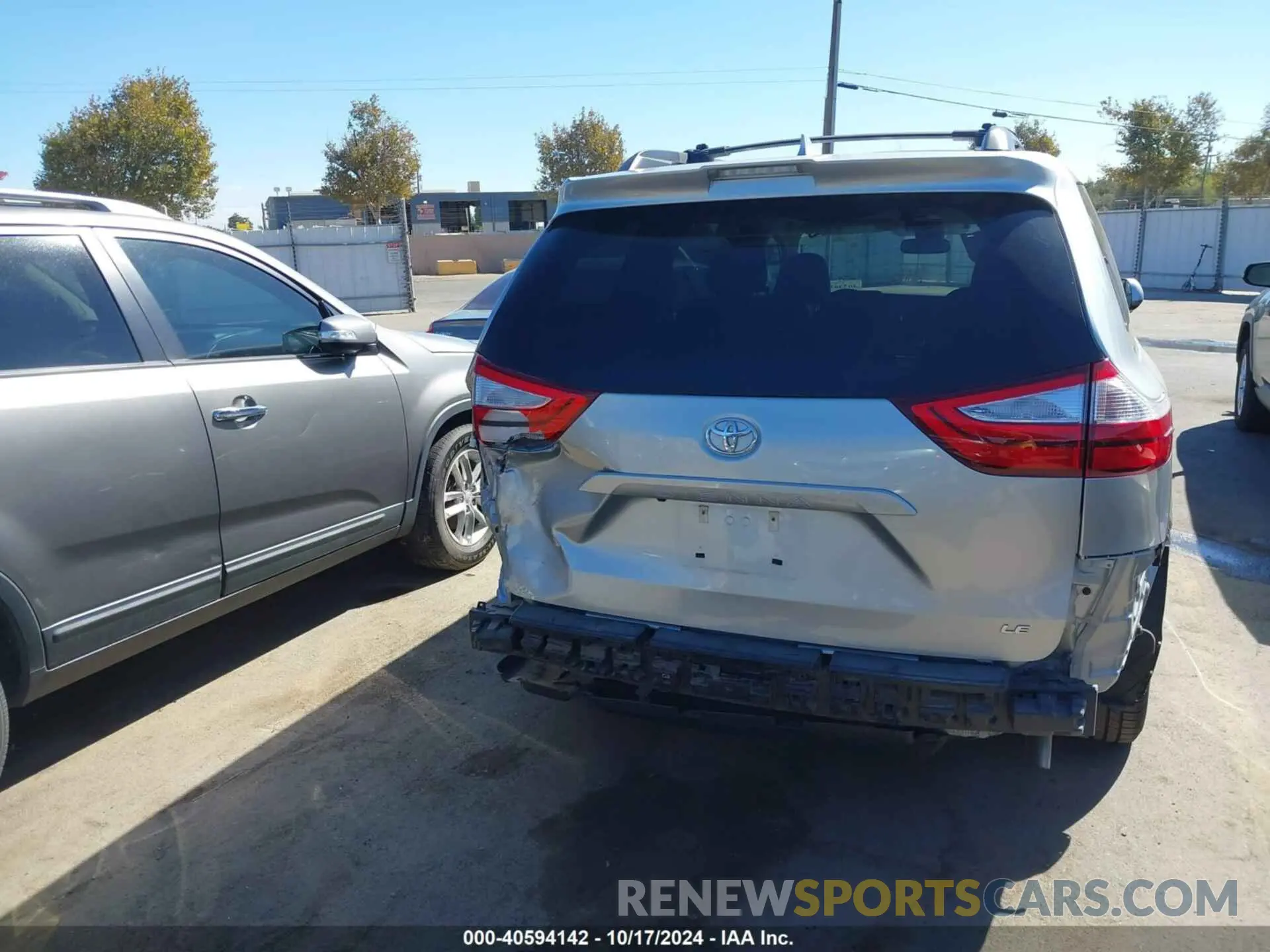 17 fotografías del automóvil dañado 5TDKZ3DC6KS989605 TOYOTA SIENNA 2019
