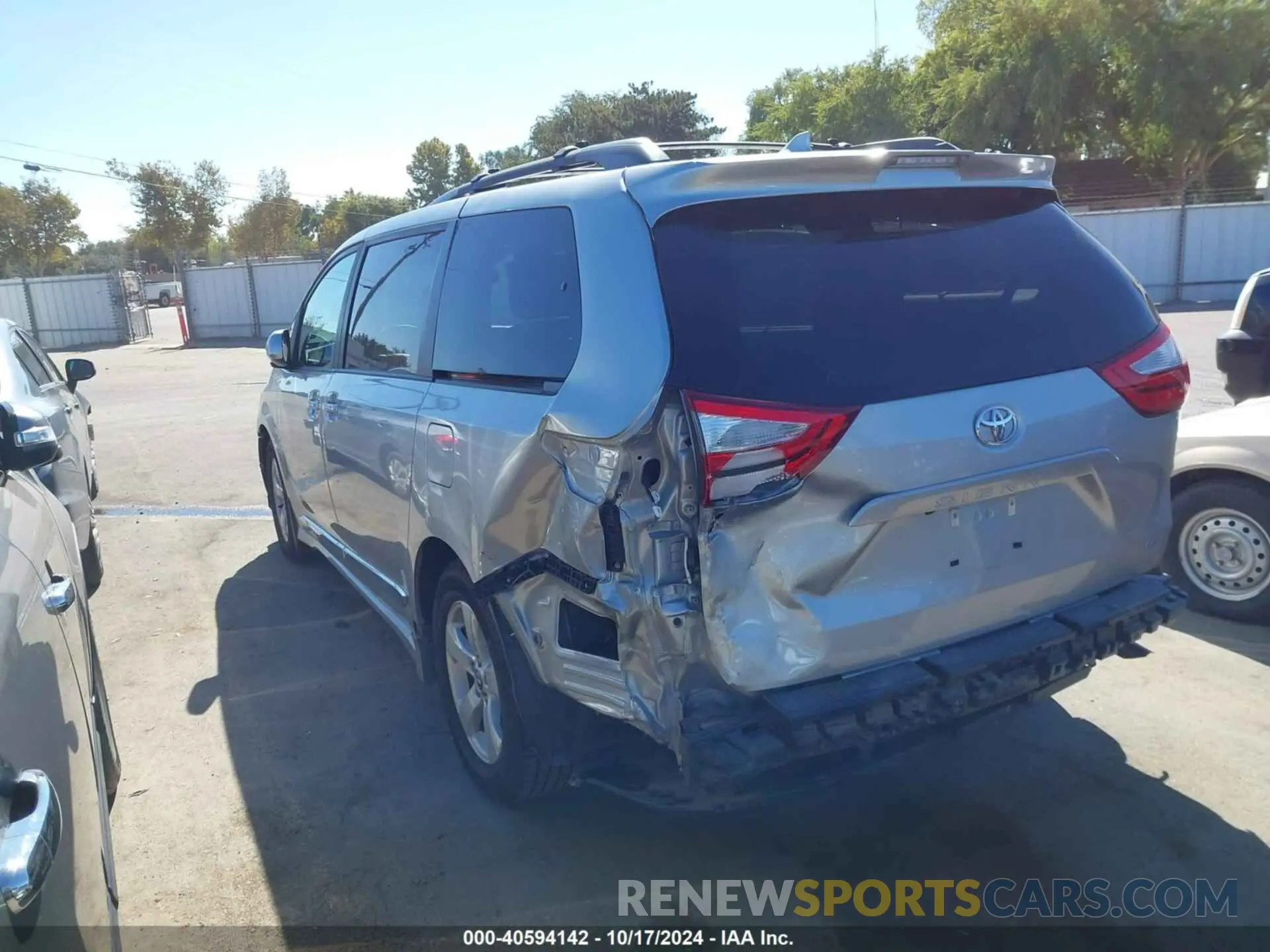 3 fotografías del automóvil dañado 5TDKZ3DC6KS989605 TOYOTA SIENNA 2019