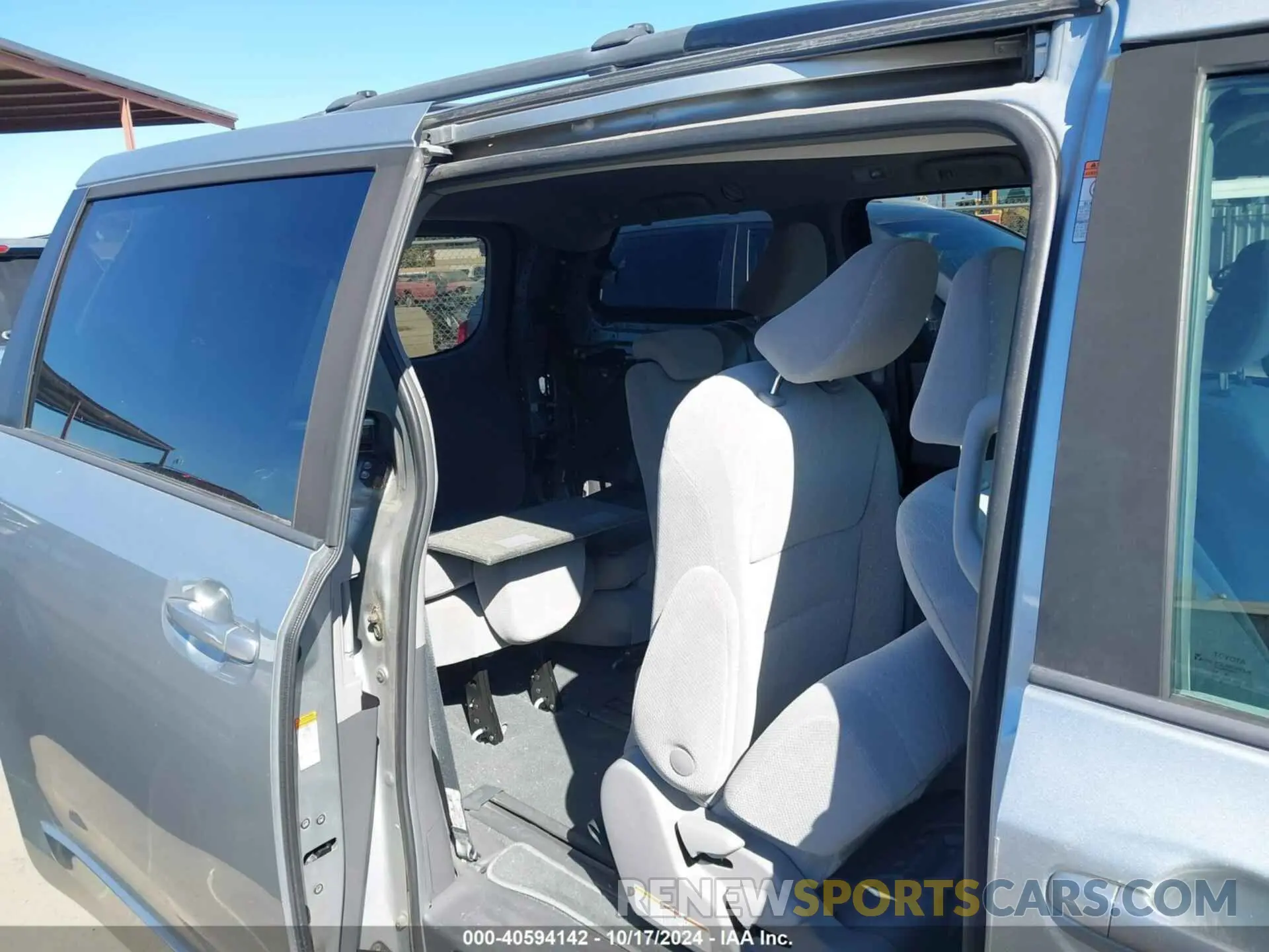 8 fotografías del automóvil dañado 5TDKZ3DC6KS989605 TOYOTA SIENNA 2019