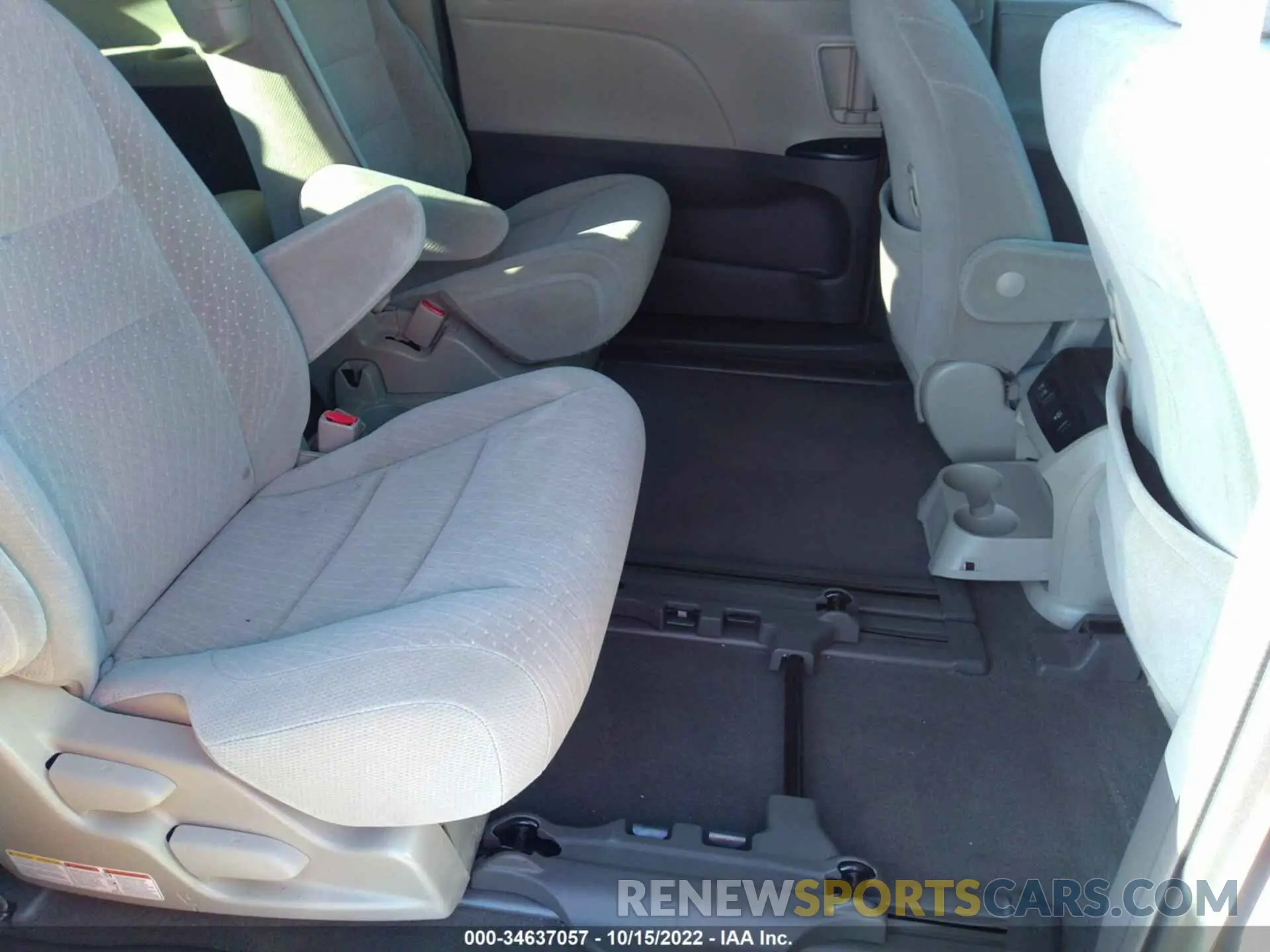 8 fotografías del automóvil dañado 5TDKZ3DC7KS999494 TOYOTA SIENNA 2019