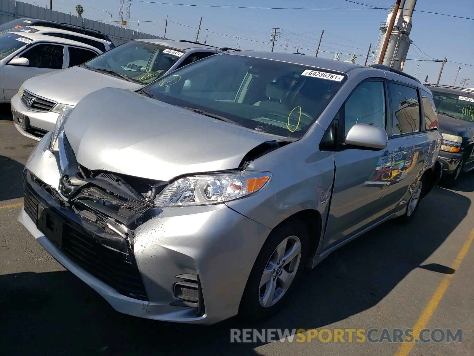 2 fotografías del automóvil dañado 5TDKZ3DC8KS003636 TOYOTA SIENNA 2019