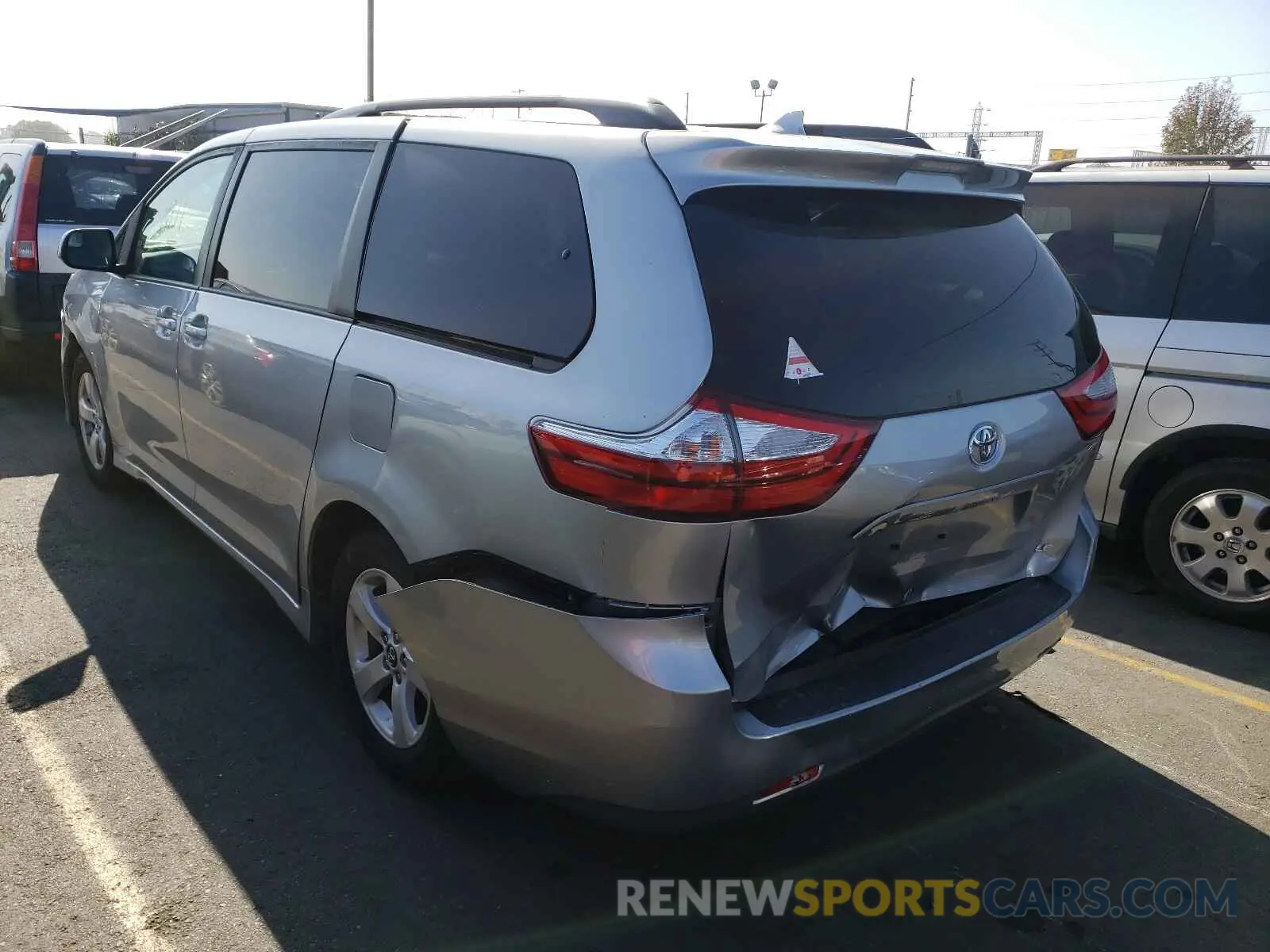 3 fotografías del automóvil dañado 5TDKZ3DC8KS003636 TOYOTA SIENNA 2019