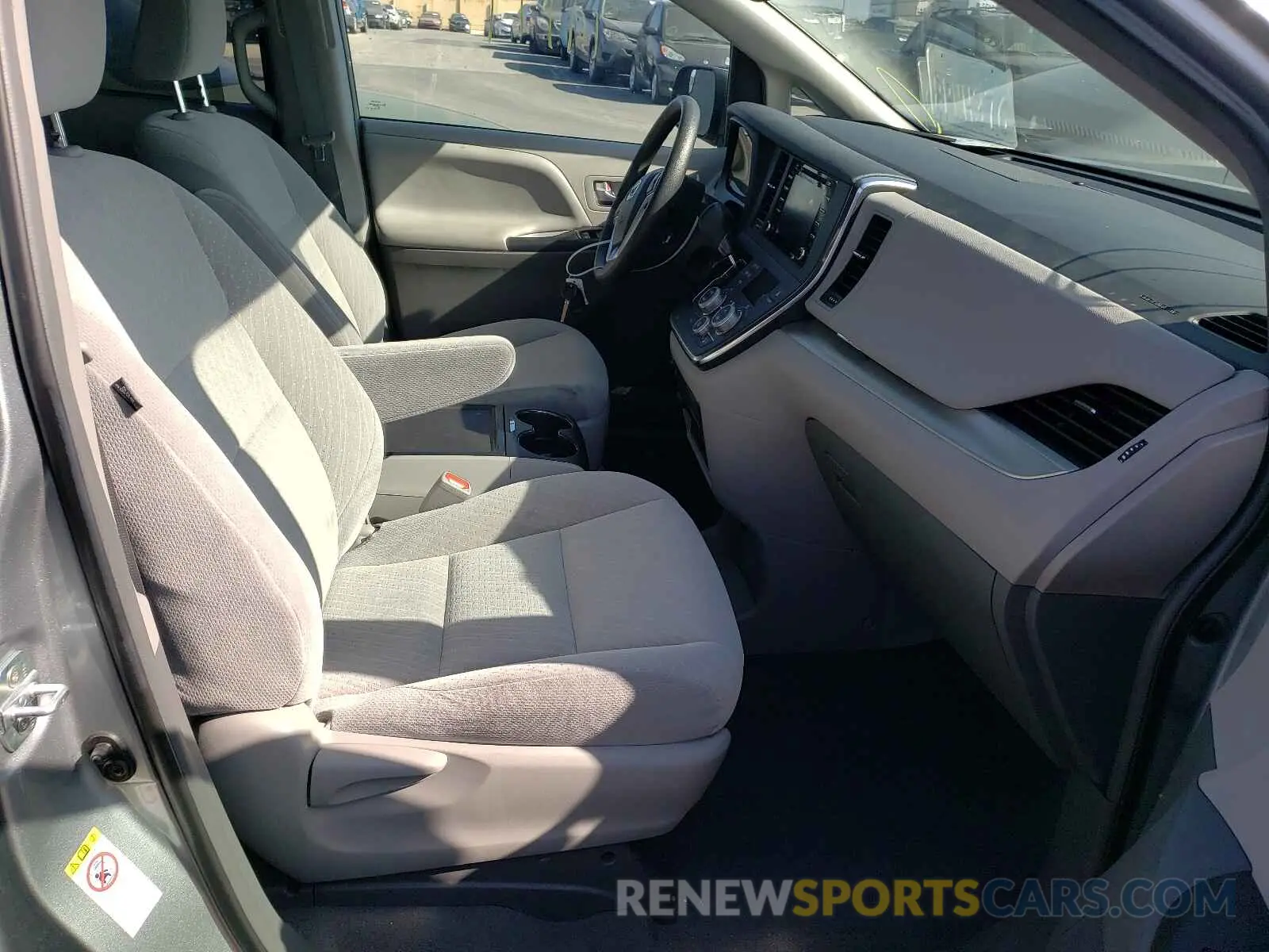 5 fotografías del automóvil dañado 5TDKZ3DC8KS003636 TOYOTA SIENNA 2019