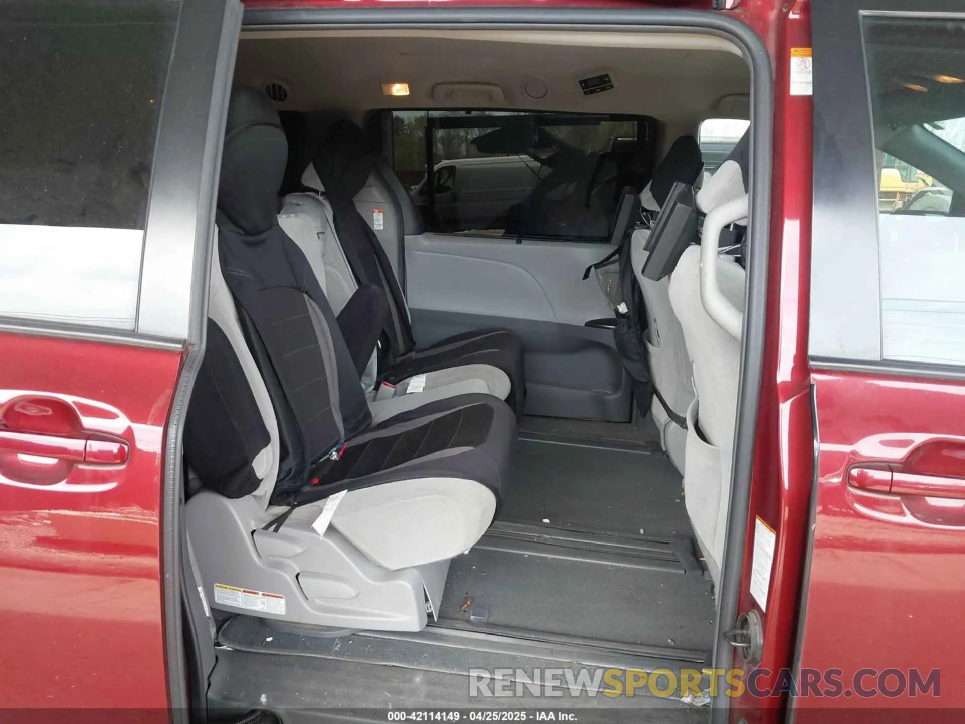 8 fotografías del automóvil dañado 5TDKZ3DC8KS988357 TOYOTA SIENNA 2019
