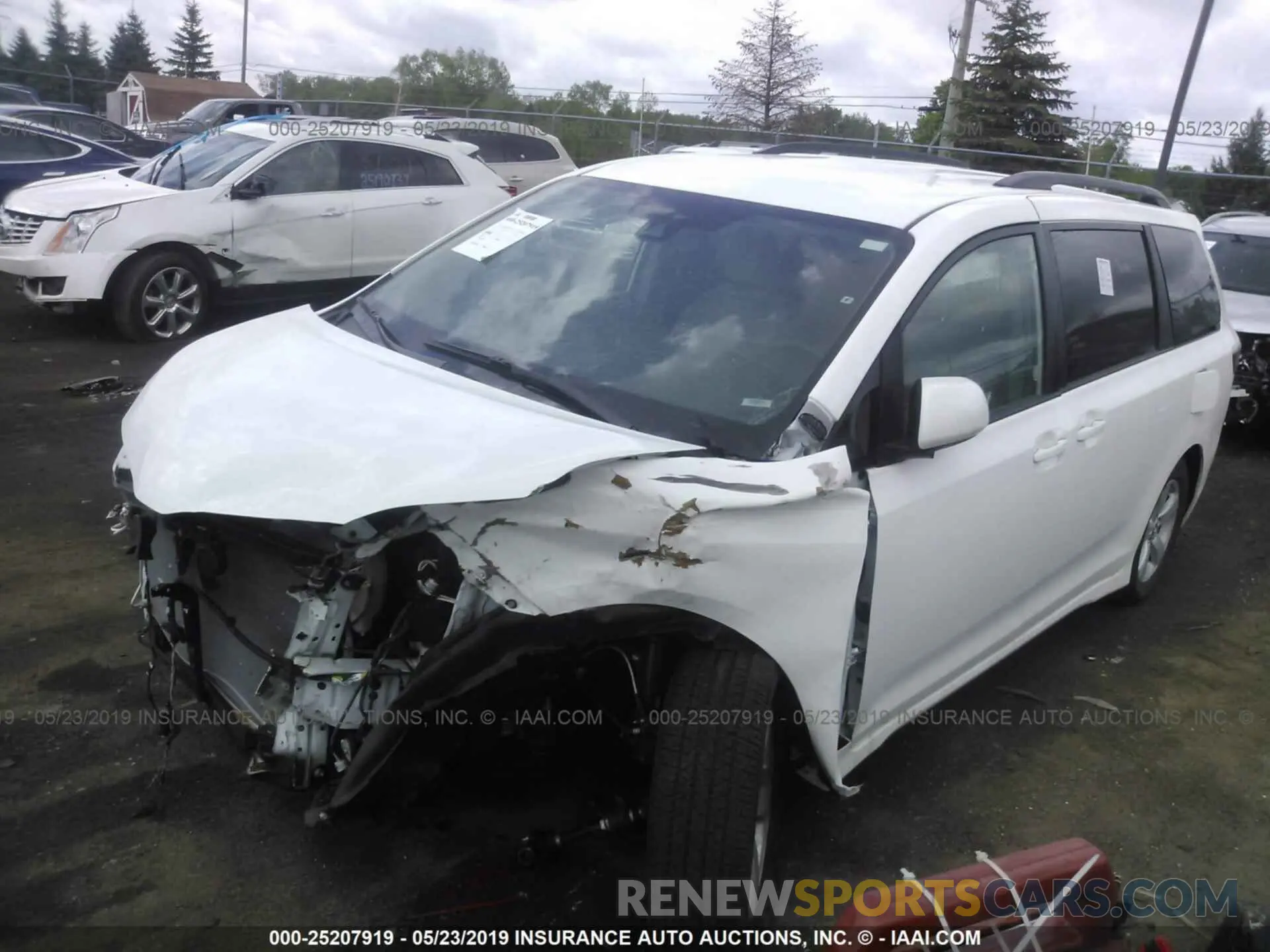 2 fotografías del automóvil dañado 5TDKZ3DC9KS011454 TOYOTA SIENNA 2019