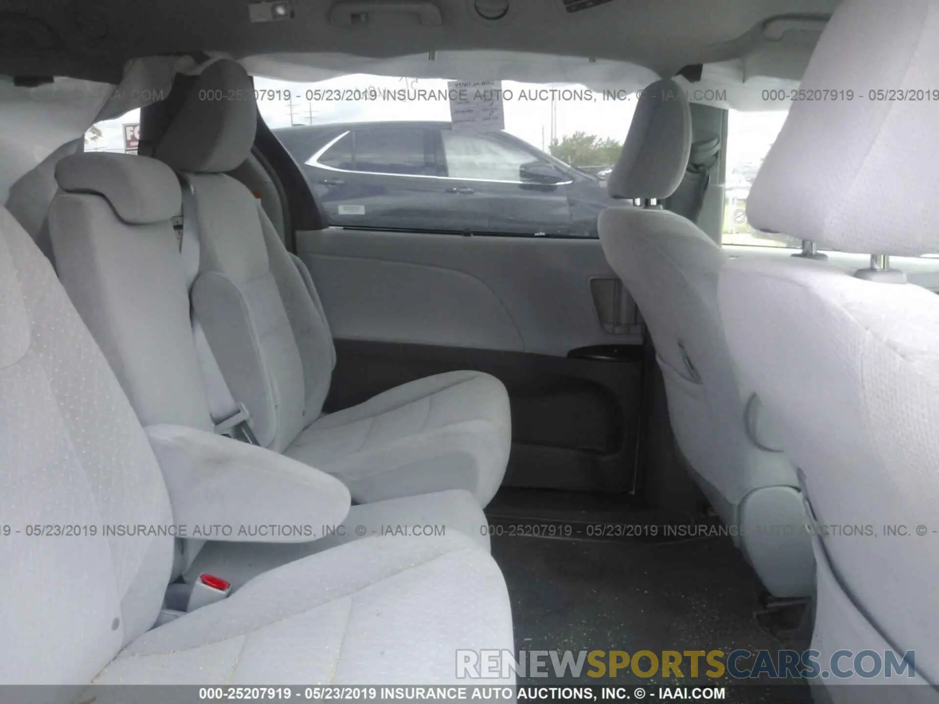 8 fotografías del automóvil dañado 5TDKZ3DC9KS011454 TOYOTA SIENNA 2019
