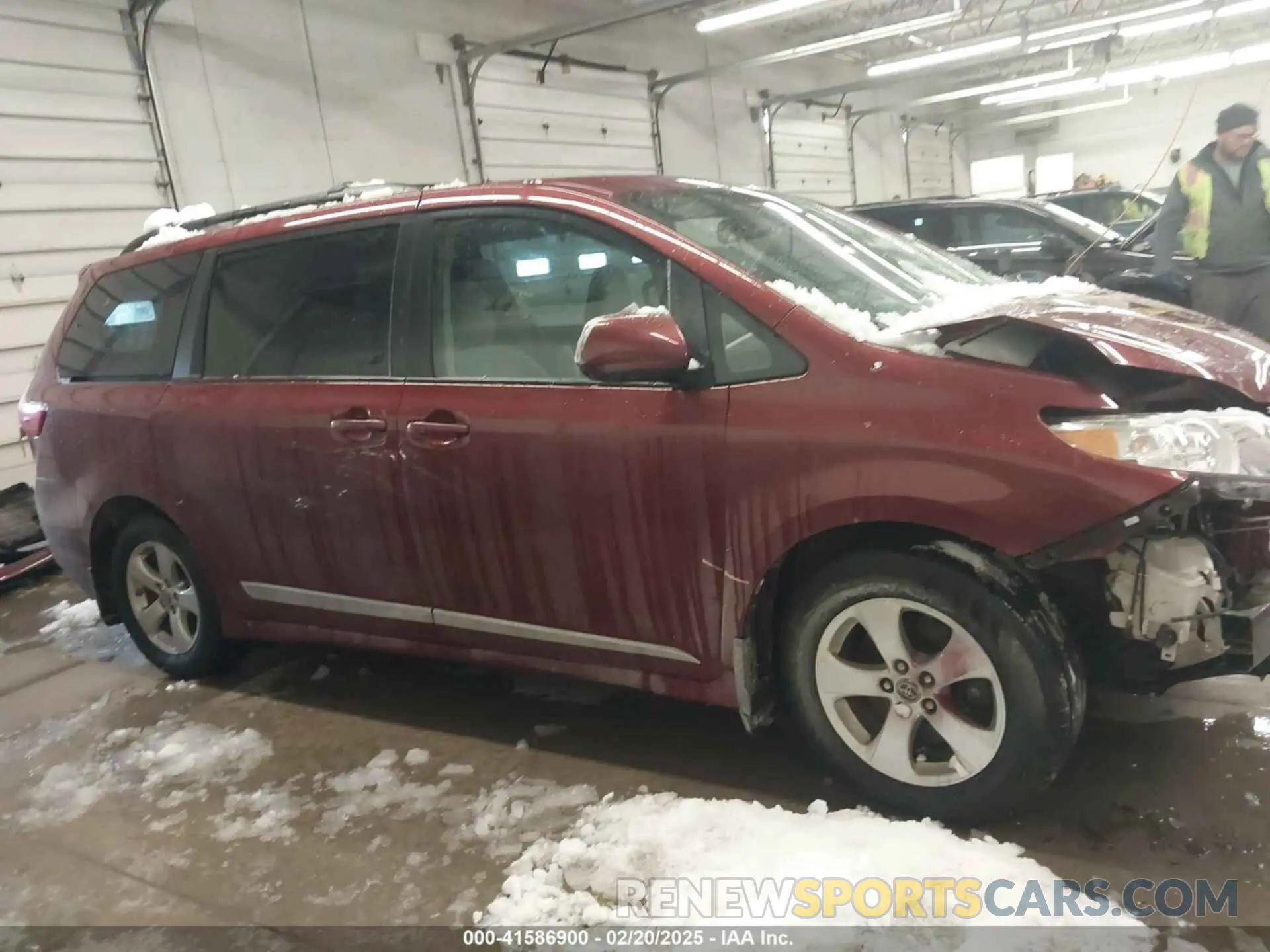 14 fotografías del automóvil dañado 5TDKZ3DC9KS015195 TOYOTA SIENNA 2019