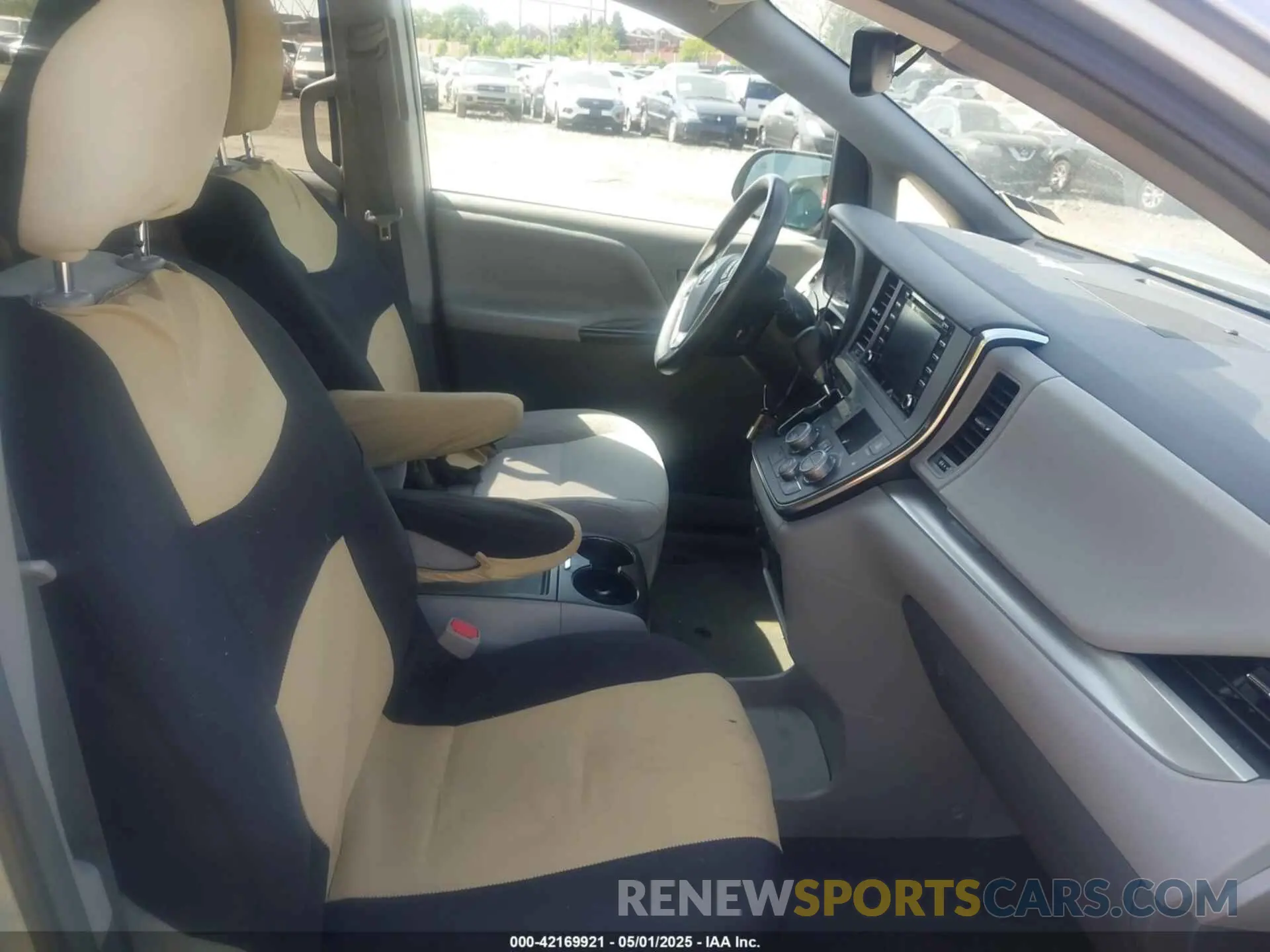 5 fotografías del automóvil dañado 5TDKZ3DC9KS981398 TOYOTA SIENNA 2019