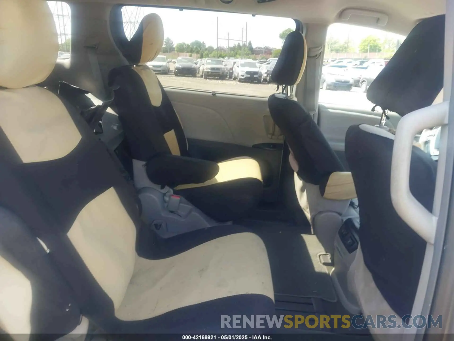 8 fotografías del automóvil dañado 5TDKZ3DC9KS981398 TOYOTA SIENNA 2019