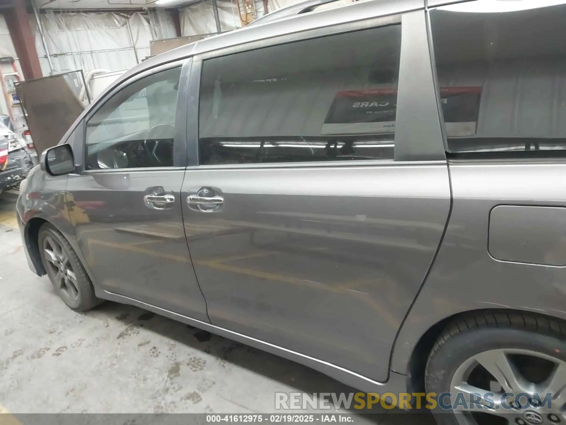 14 fotografías del automóvil dañado 5TDXZ3DC9KS998790 TOYOTA SIENNA 2019