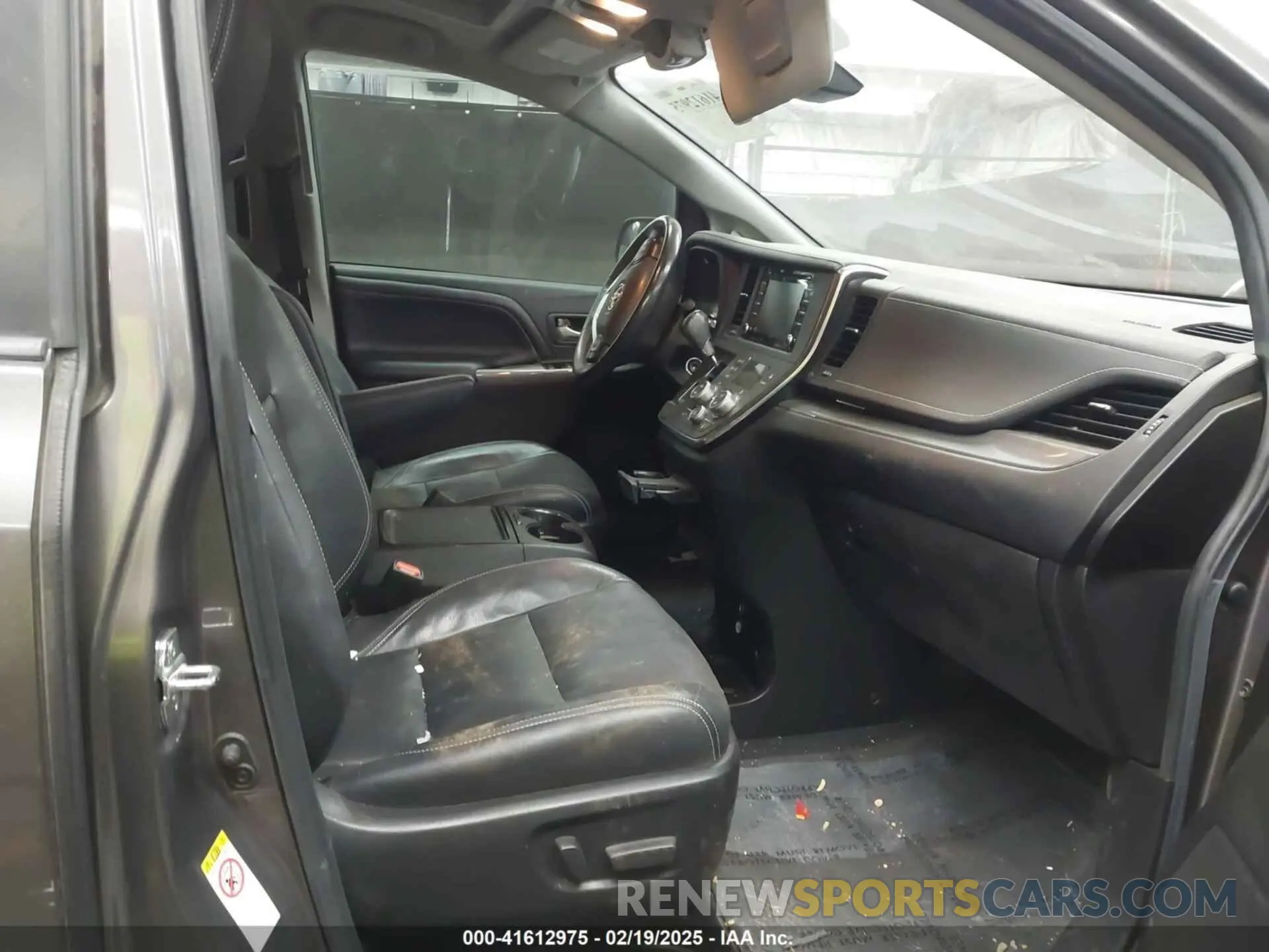 5 fotografías del automóvil dañado 5TDXZ3DC9KS998790 TOYOTA SIENNA 2019