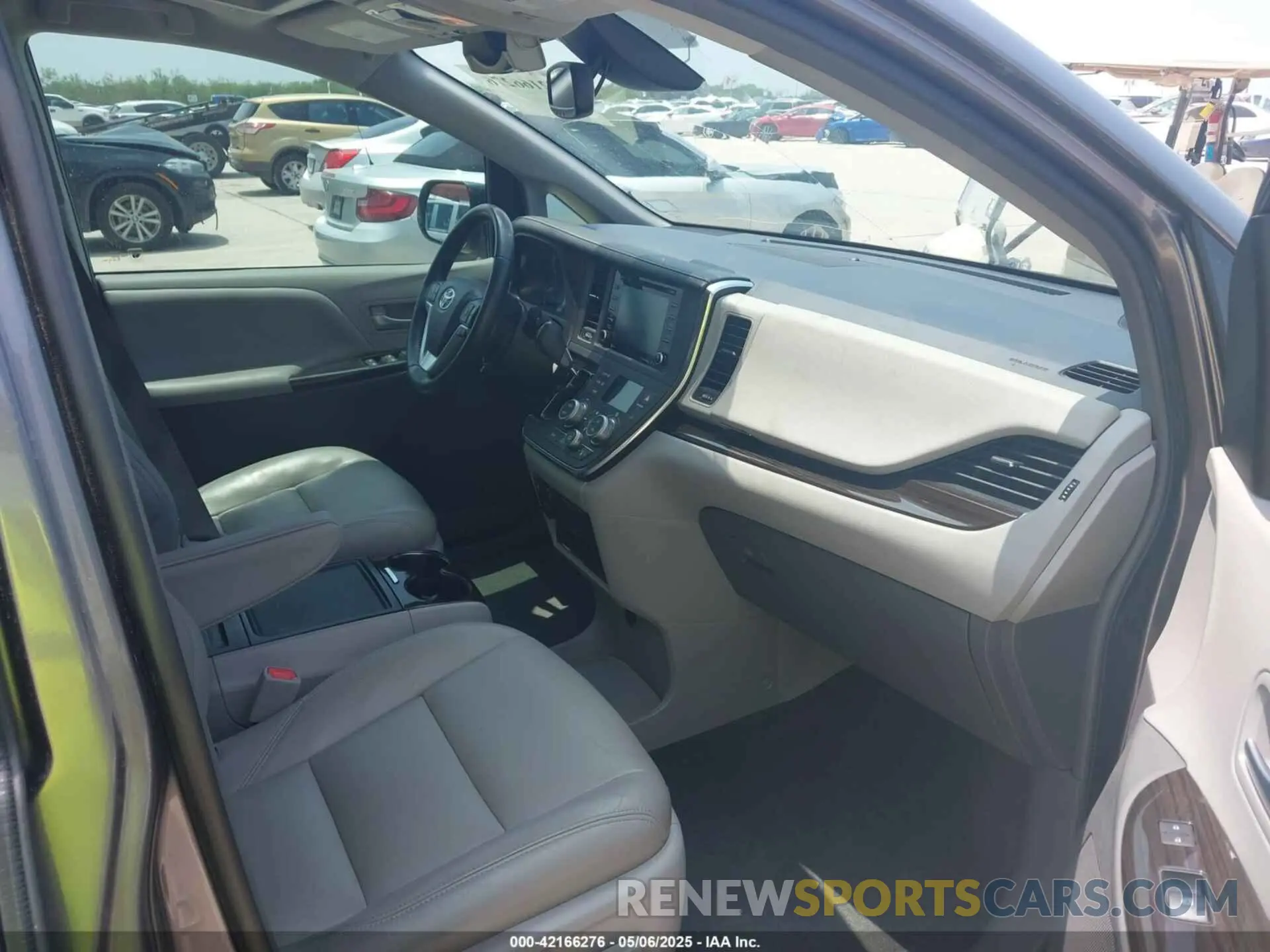 5 fotografías del automóvil dañado 5TDYZ3DC4KS970576 TOYOTA SIENNA 2019