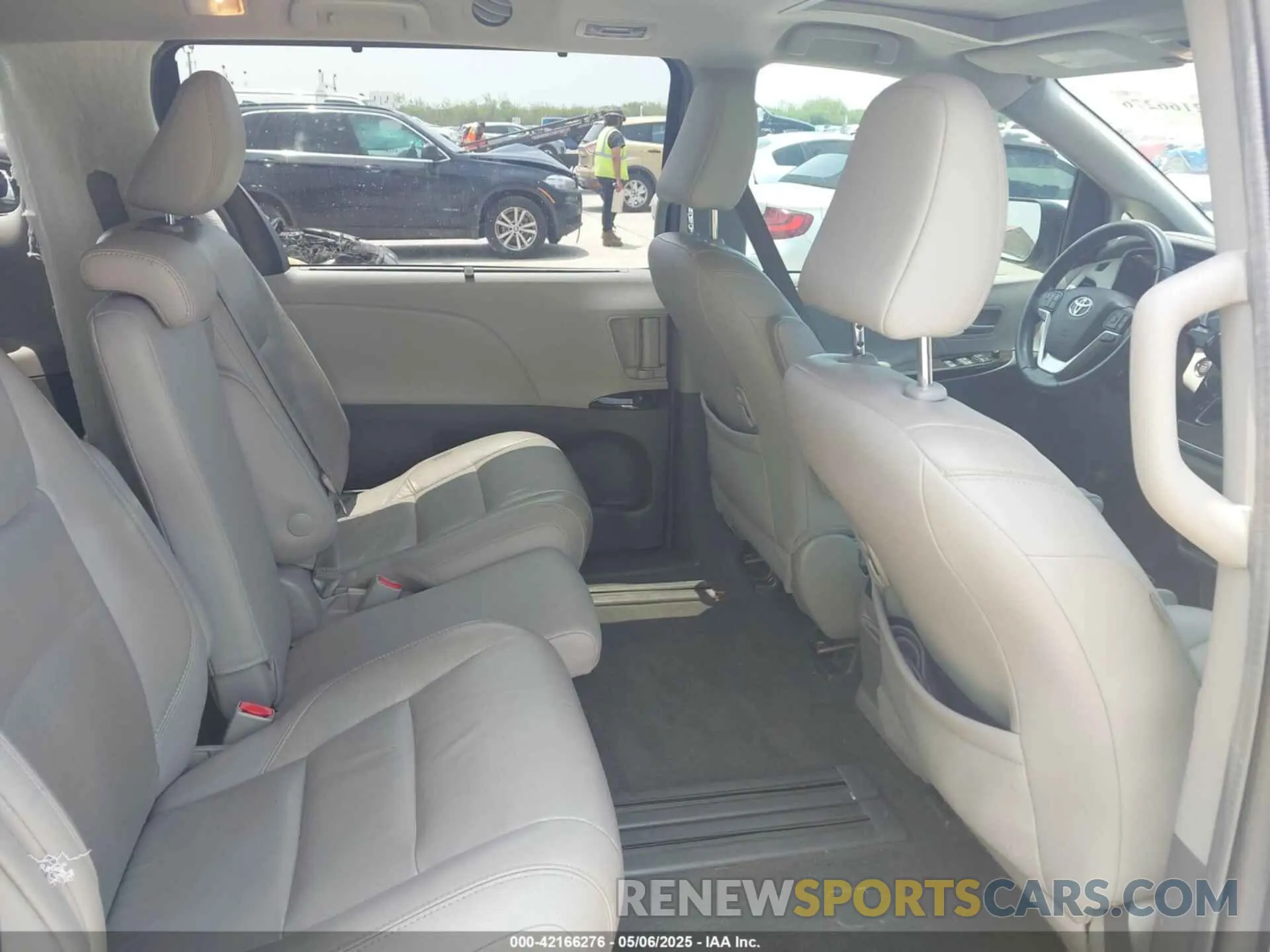 8 fotografías del automóvil dañado 5TDYZ3DC4KS970576 TOYOTA SIENNA 2019