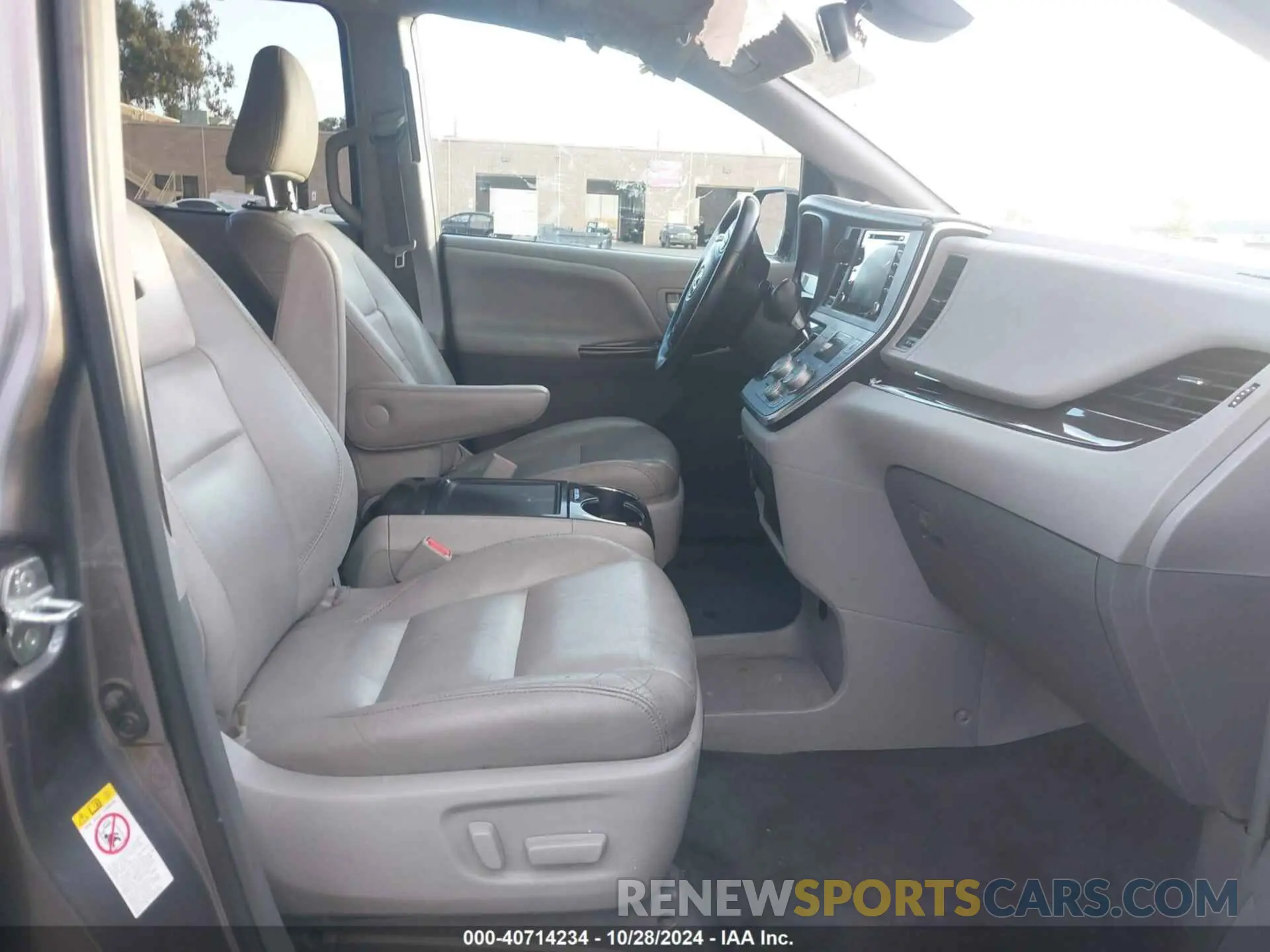 5 fotografías del automóvil dañado 5TDYZ3DC5KS982915 TOYOTA SIENNA 2019