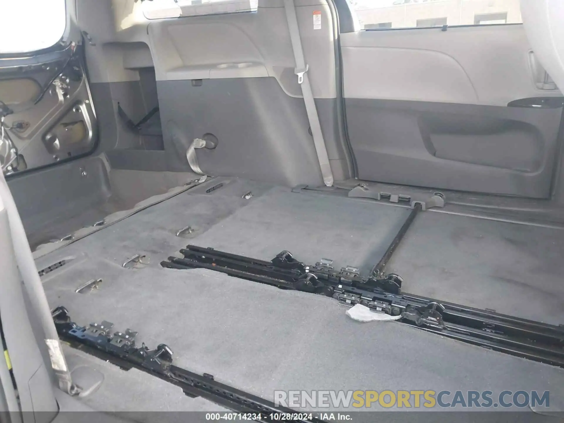 8 fotografías del automóvil dañado 5TDYZ3DC5KS982915 TOYOTA SIENNA 2019