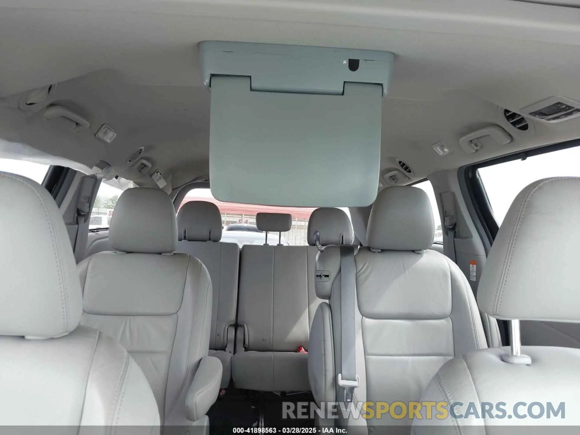 8 fotografías del automóvil dañado 5TDYZ3DC5KS984521 TOYOTA SIENNA 2019