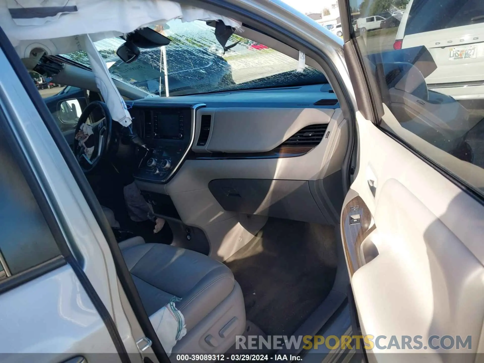 5 fotografías del automóvil dañado 5TDYZ3DC6KS969641 TOYOTA SIENNA 2019
