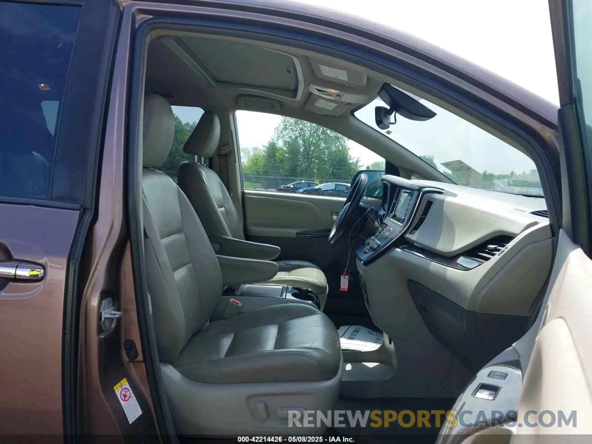 5 fotografías del automóvil dañado 5TDYZ3DC7KS980857 TOYOTA SIENNA 2019