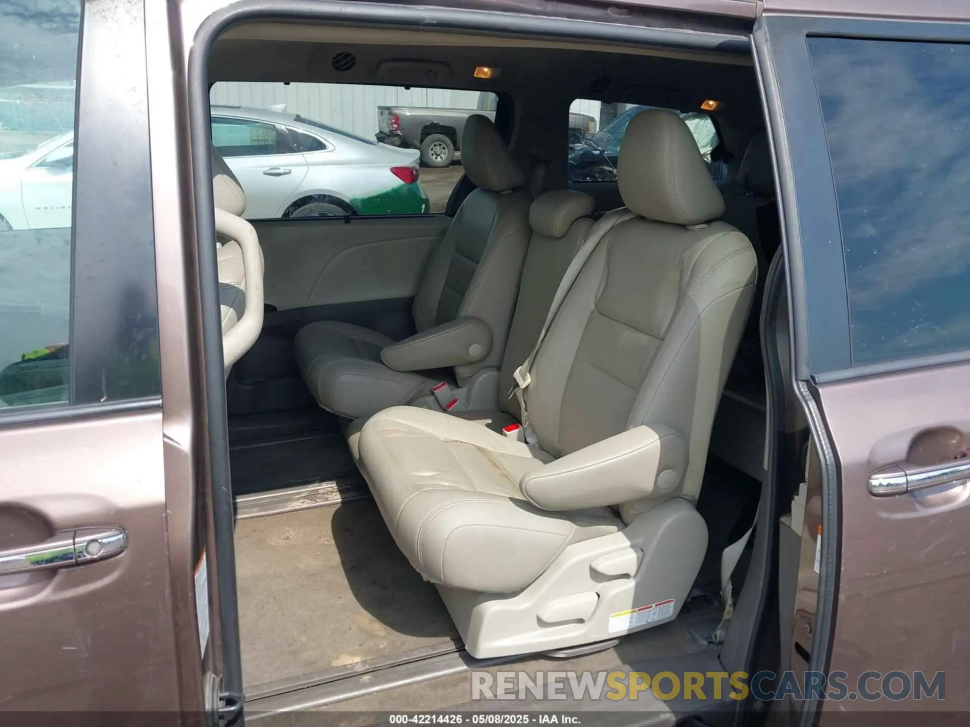 8 fotografías del automóvil dañado 5TDYZ3DC7KS980857 TOYOTA SIENNA 2019