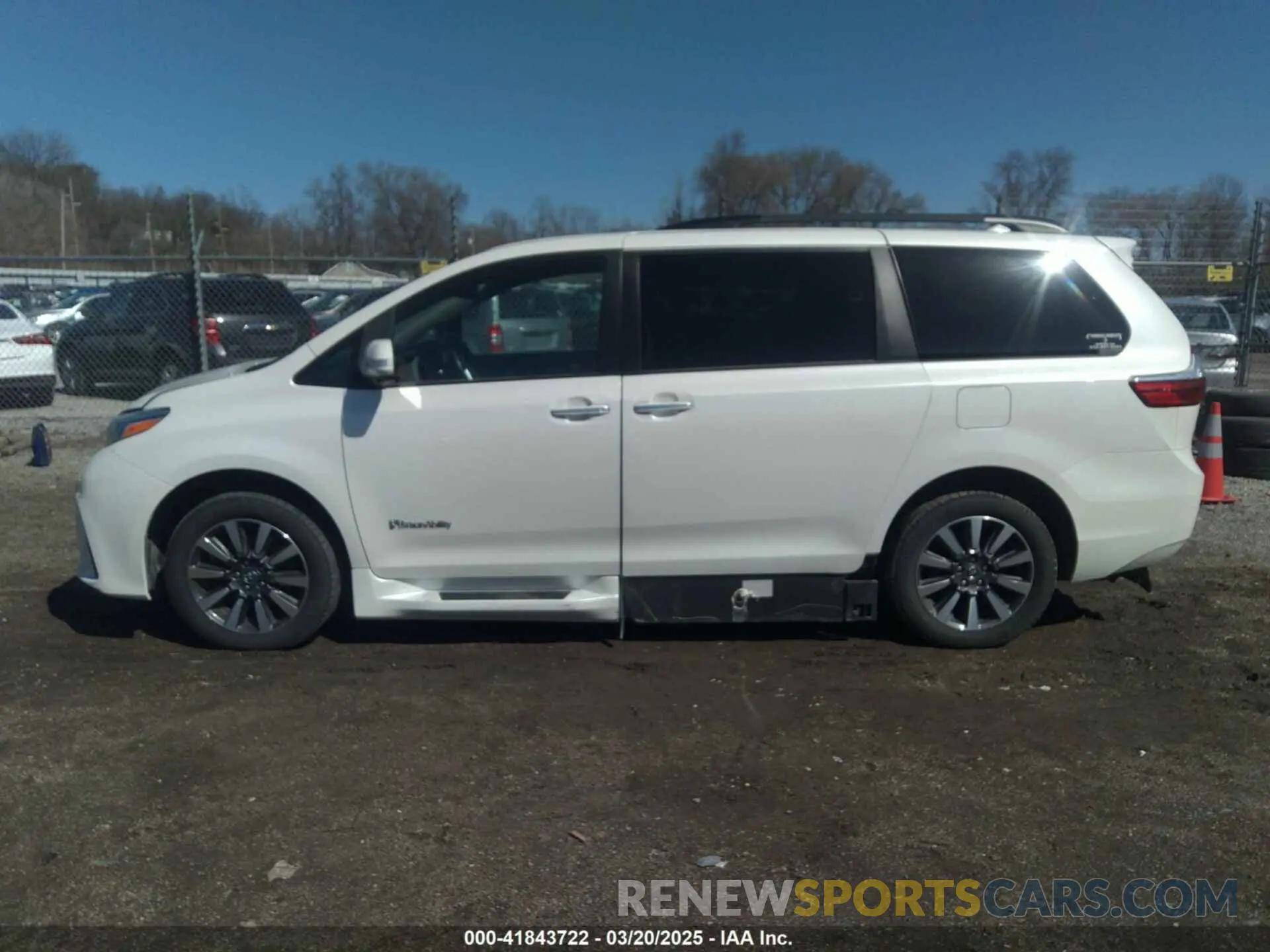14 fotografías del automóvil dañado 5TDYZ3DCXKS980027 TOYOTA SIENNA 2019