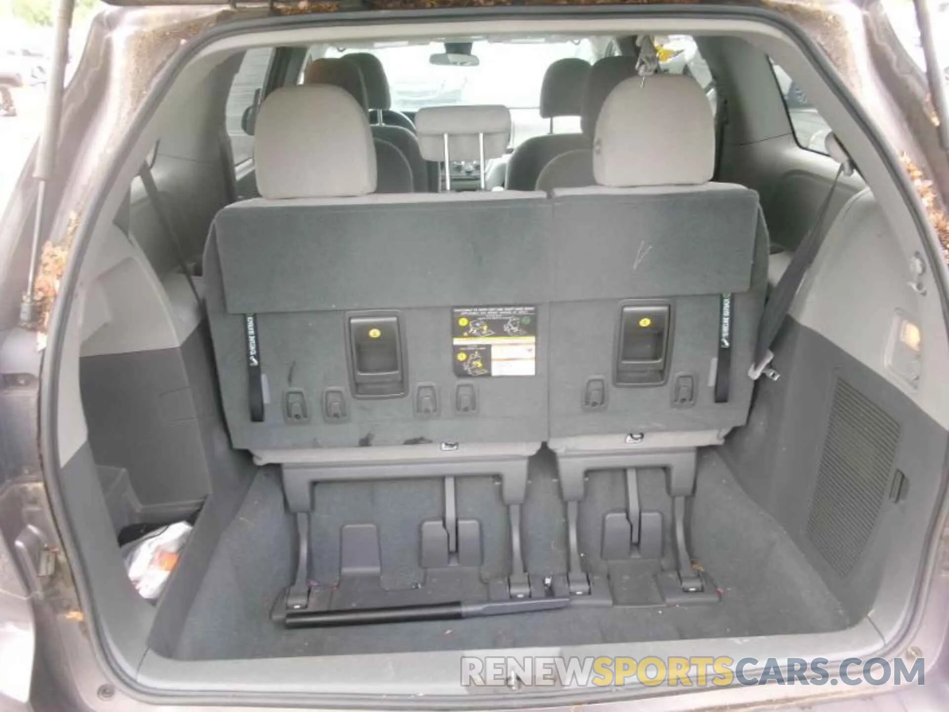 18 fotografías del automóvil dañado 5TDZZ3DC2KS002996 TOYOTA SIENNA 2019