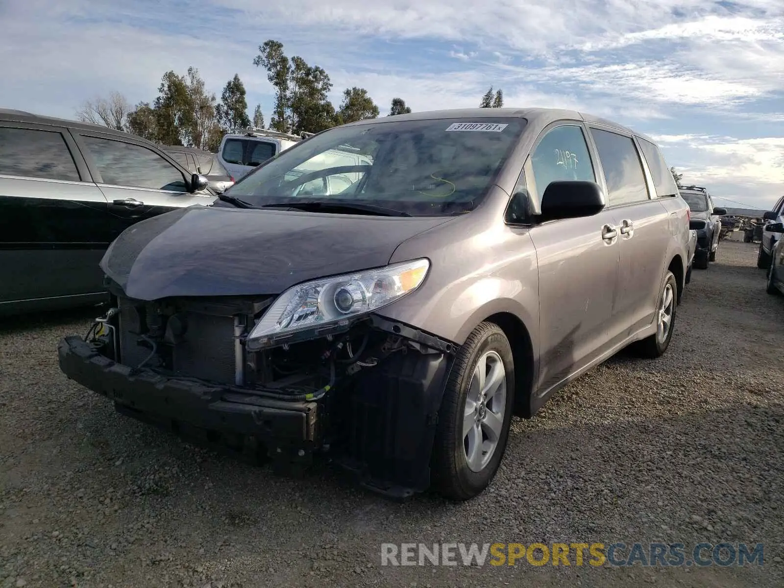 2 fotografías del automóvil dañado 5TDZZ3DC2KS005901 TOYOTA SIENNA 2019
