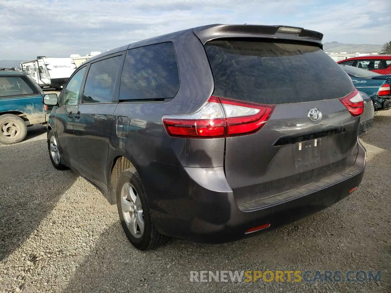 3 fotografías del automóvil dañado 5TDZZ3DC2KS005901 TOYOTA SIENNA 2019