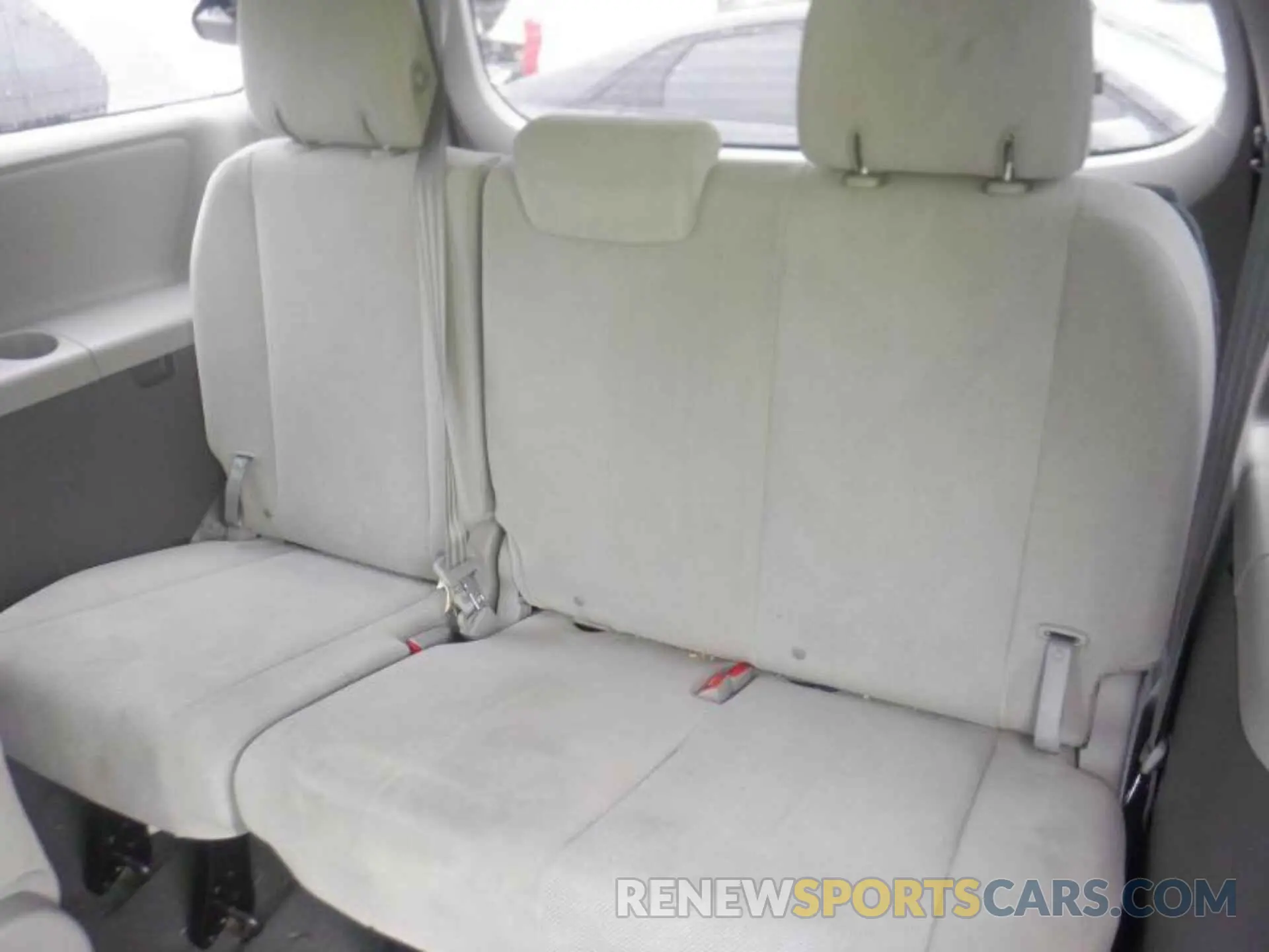 9 fotografías del automóvil dañado 5TDZZ3DC2KS008944 TOYOTA SIENNA 2019