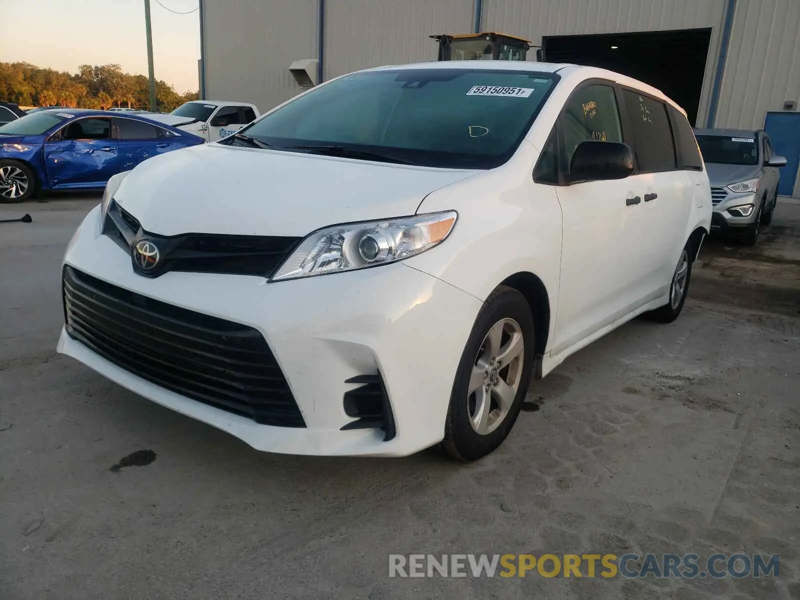 2 fotografías del automóvil dañado 5TDZZ3DC4KS012915 TOYOTA SIENNA 2019