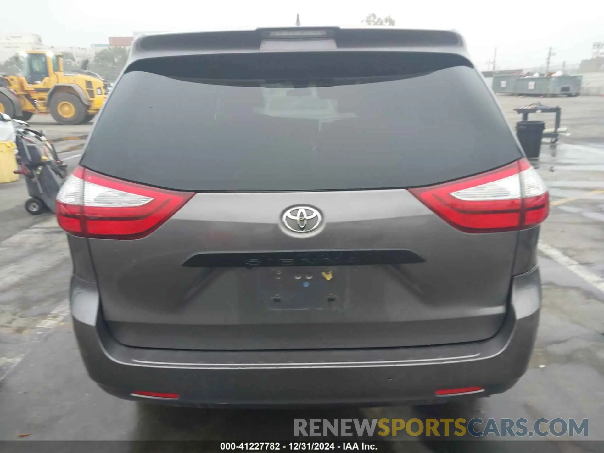 17 fotografías del automóvil dañado 5TDZZ3DC5KS010008 TOYOTA SIENNA 2019